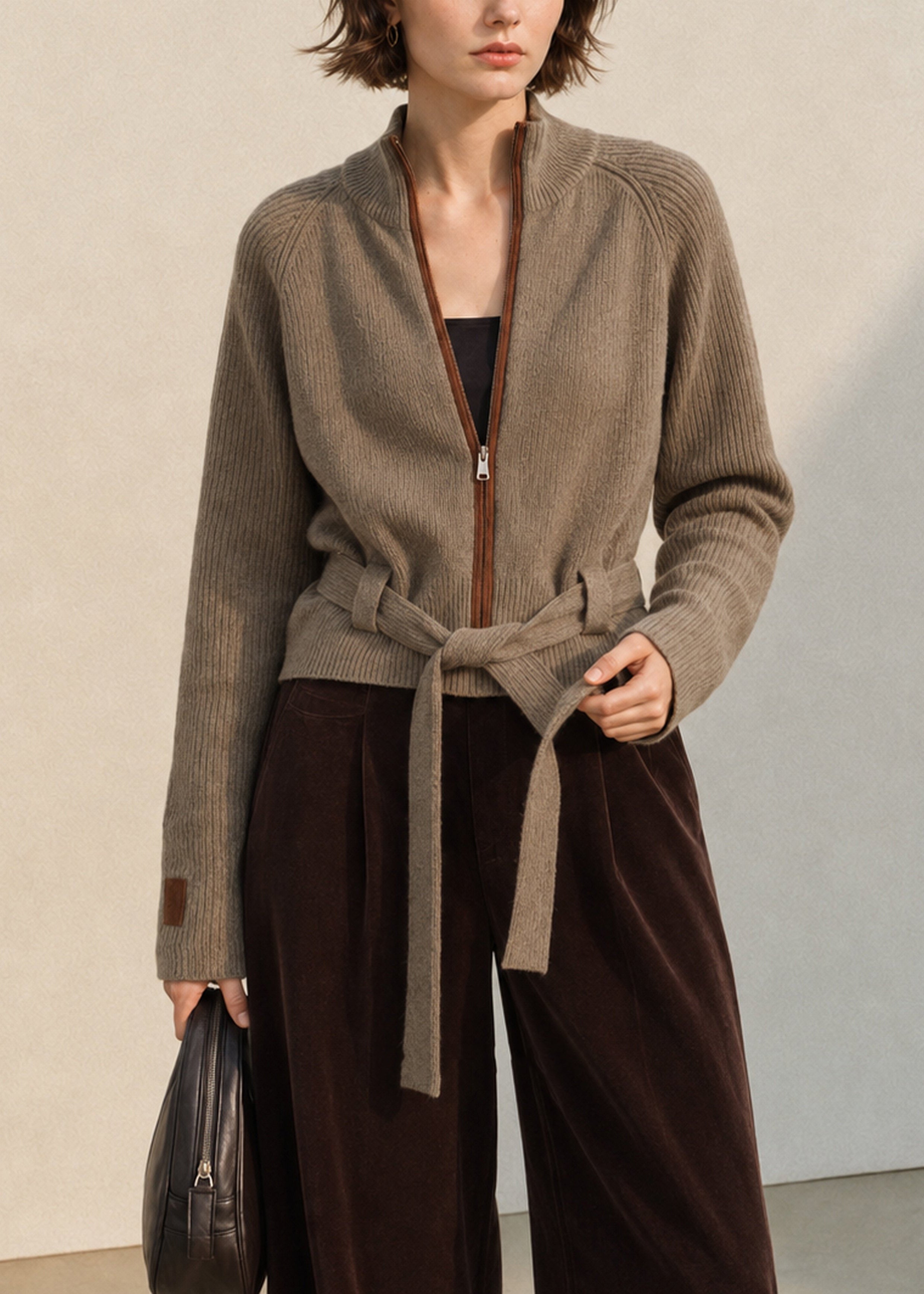 Cardigan côtelé zippé Costalon - Gilet en maille taupe pour femme, ceinturé, automne, style chic décontracté, veste de bureau