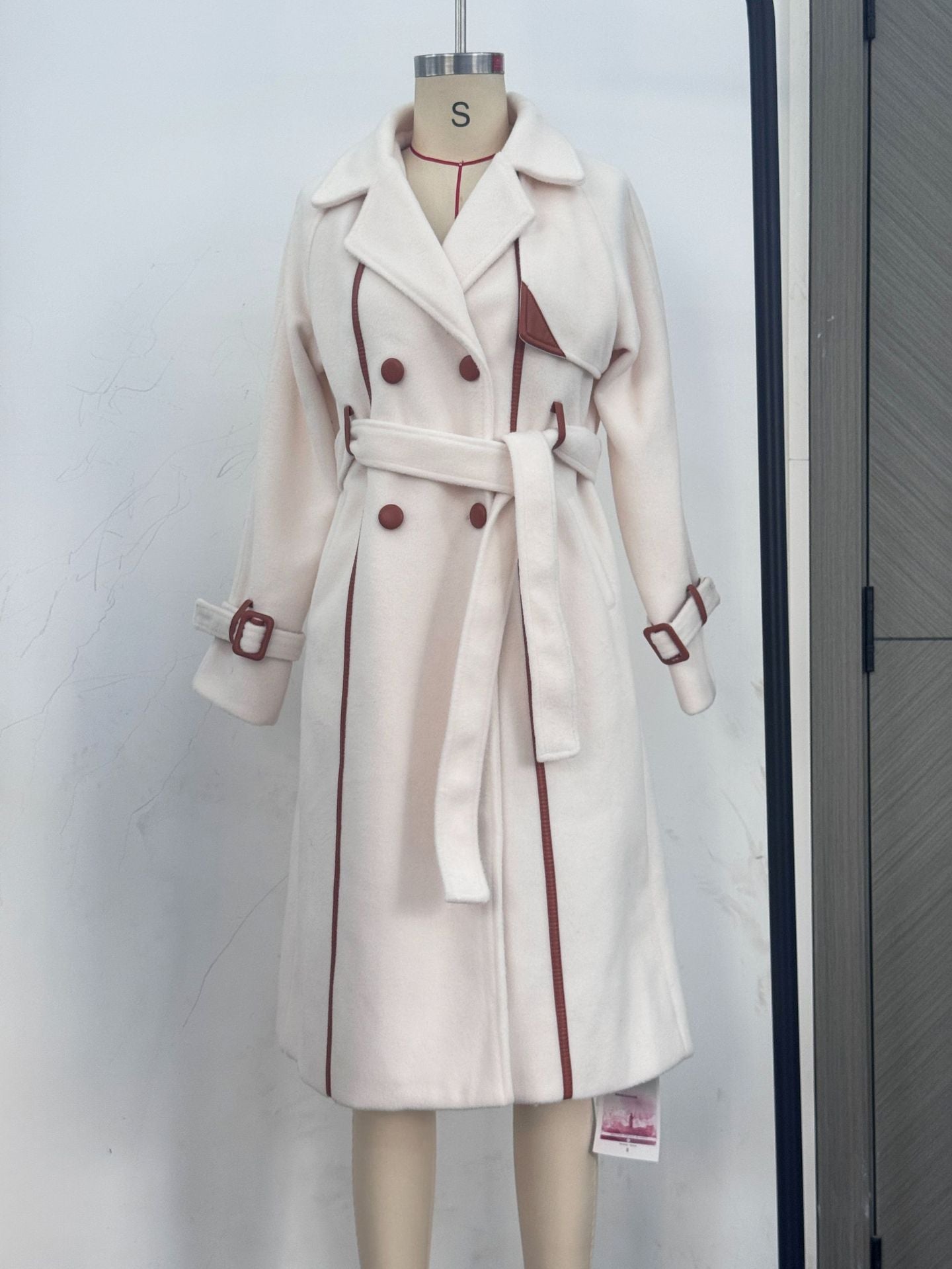 Trench-coat ceinturé Bordeaux - veste longue croisée pour femme, couleur crème, avec passepoil contrastant, manteau d’automne