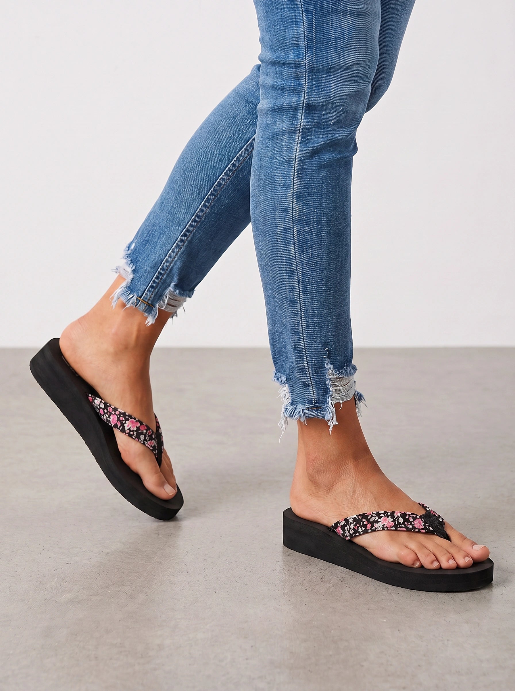Floretta Floral Platform Flip Flops – Women Summer Beach Vacation Casual Thong Sandals Cushioned Wedge Flatform