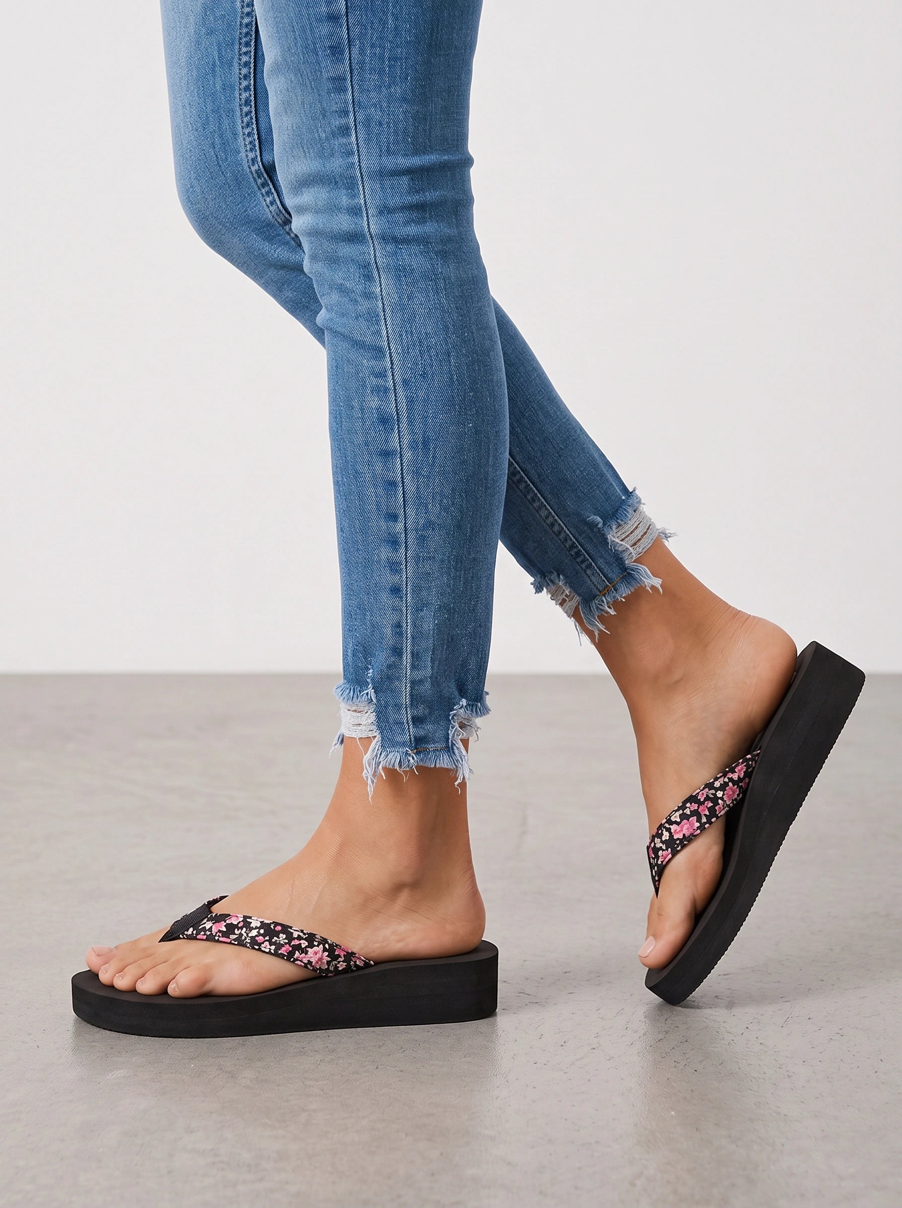Floretta Floral Platform Flip Flops – Women Summer Beach Vacation Casual Thong Sandals Cushioned Wedge Flatform
