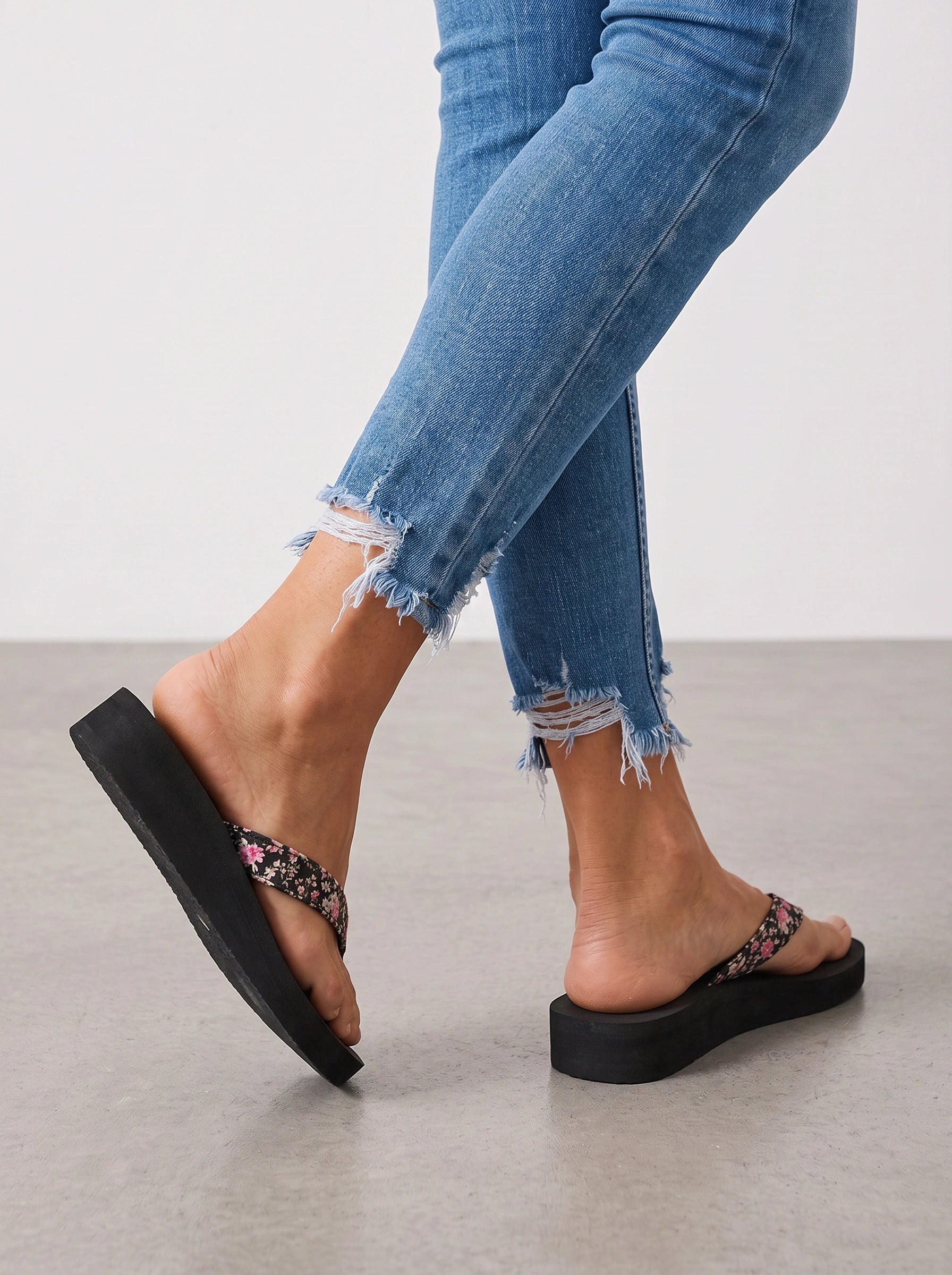 Floretta Floral Platform Flip Flops – Women Summer Beach Vacation Casual Thong Sandals Cushioned Wedge Flatform