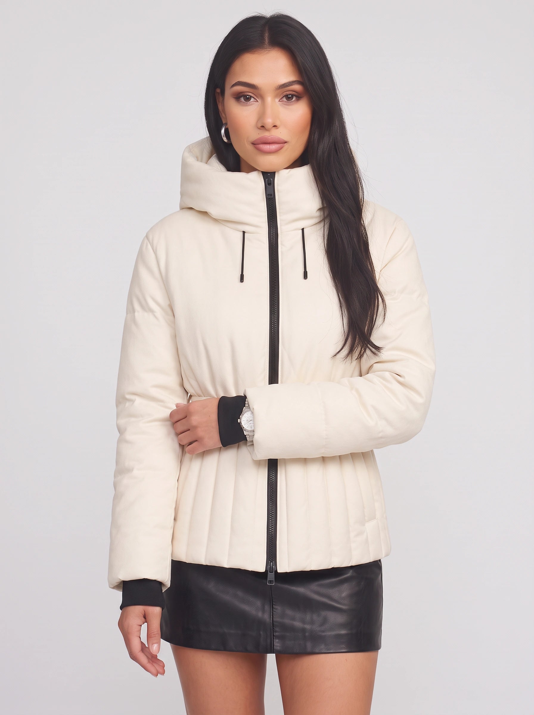 Doudoune cintrée Tresci – Manteau matelassé pour femme à capuche, cordon de serrage et taille ajustée