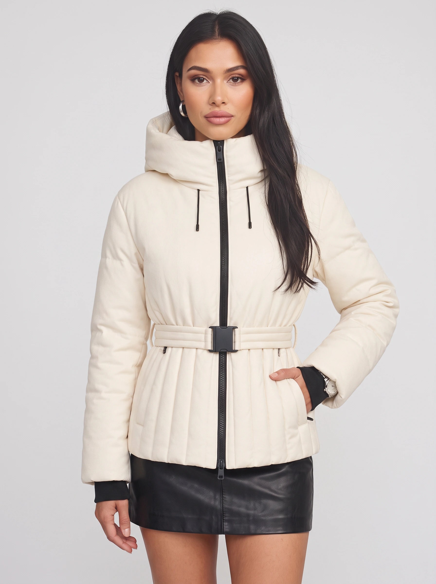 Doudoune cintrée Tresci – Manteau matelassé pour femme à capuche, cordon de serrage et taille ajustée