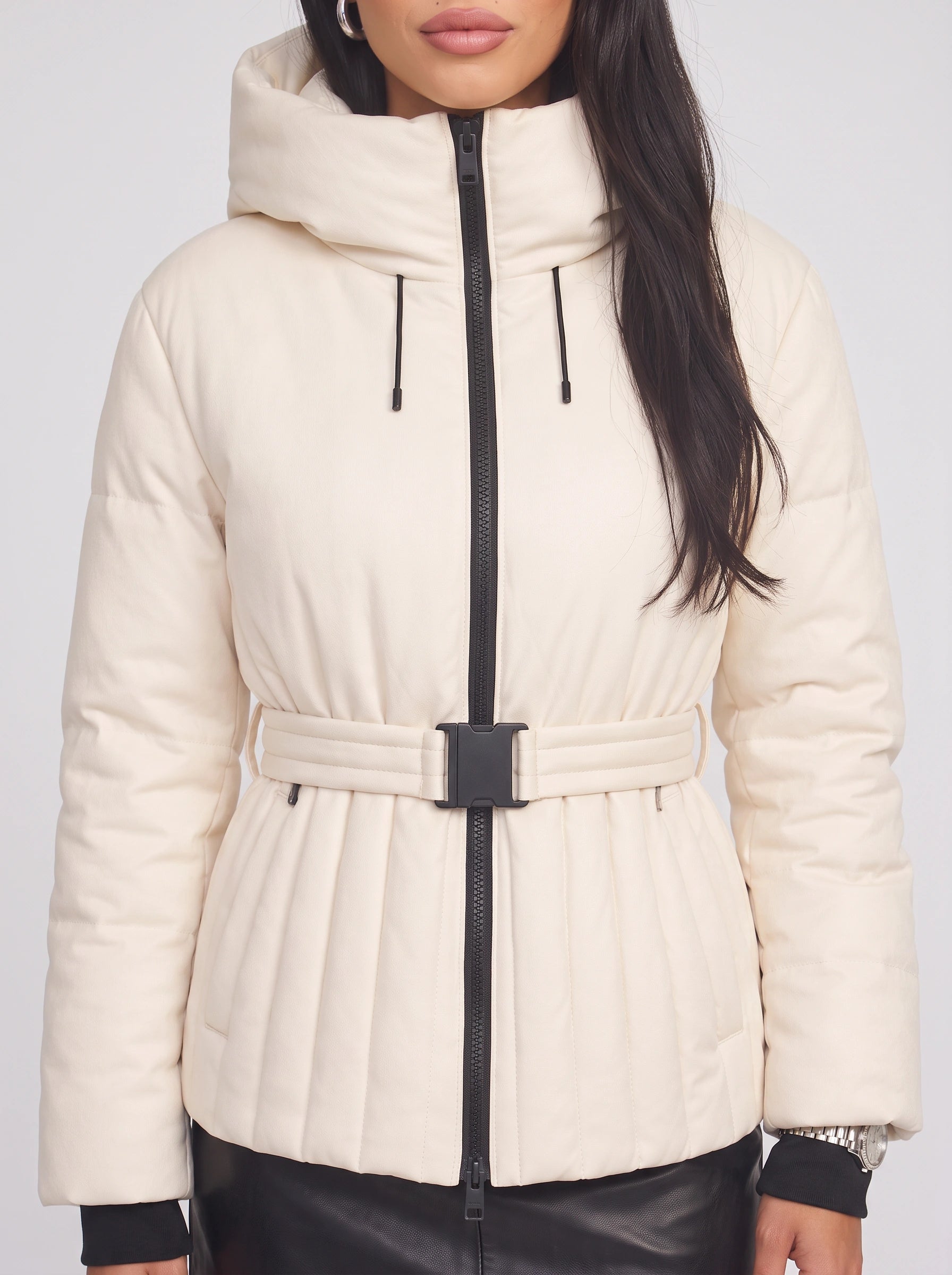 Doudoune cintrée Tresci – Manteau matelassé pour femme à capuche, cordon de serrage et taille ajustée