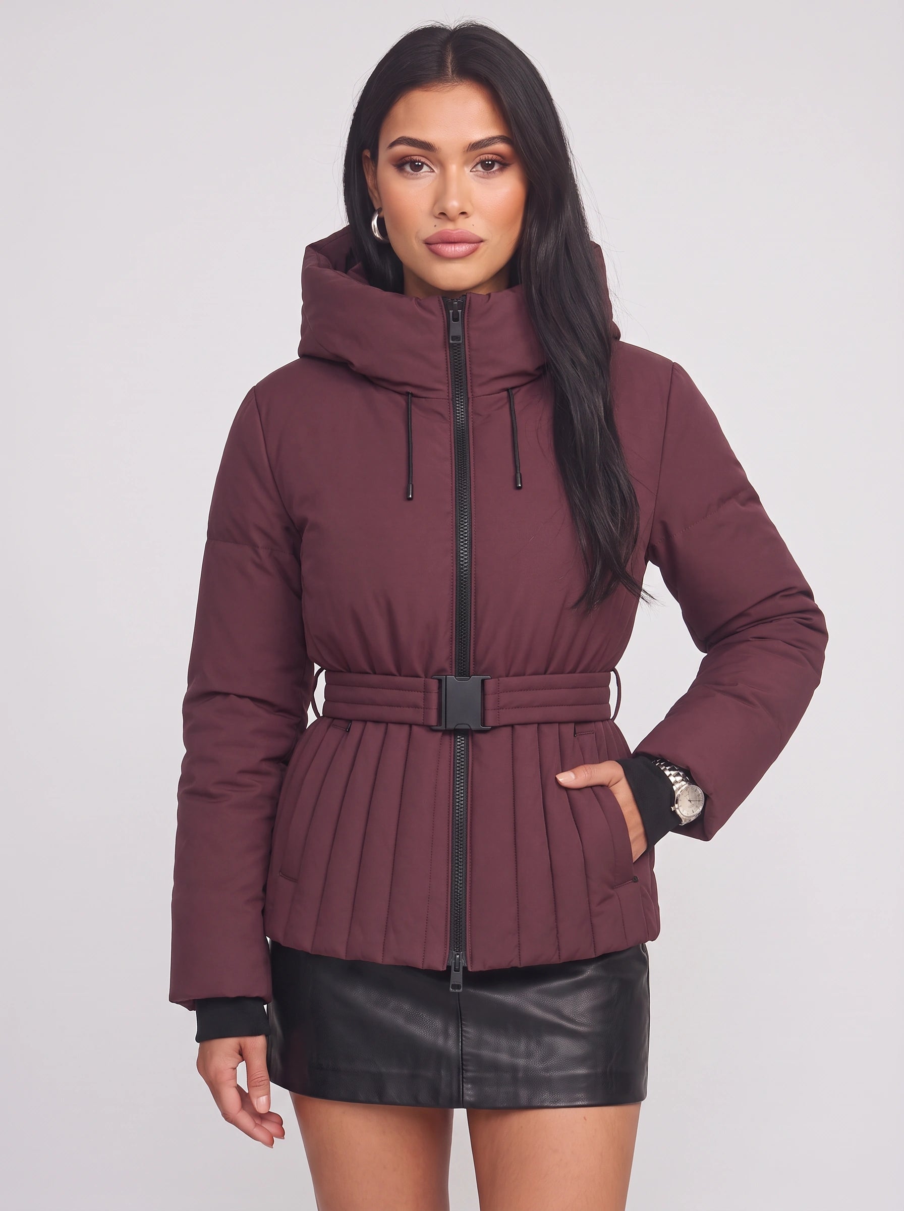 Doudoune cintrée Tresci – Manteau matelassé pour femme à capuche, cordon de serrage et taille ajustée