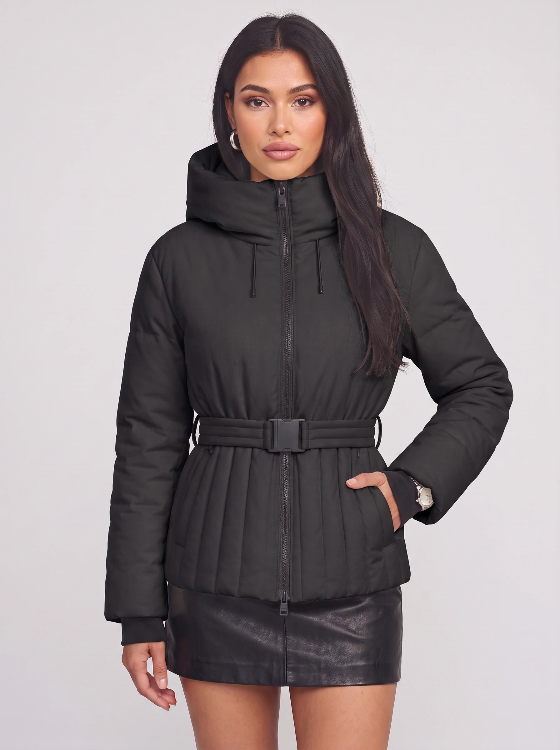 Doudoune cintrée Tresci – Manteau matelassé pour femme à capuche, cordon de serrage et taille ajustée