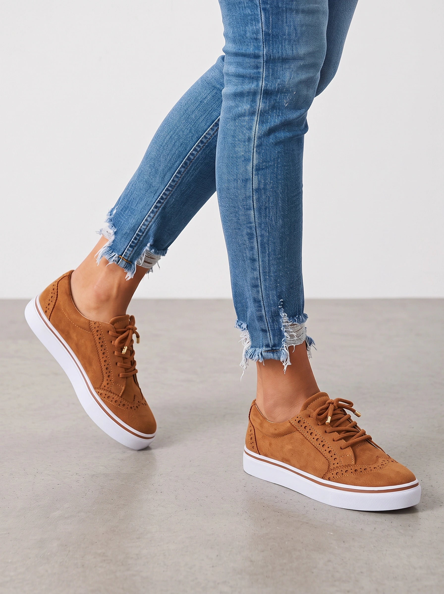 Brogara Platform Lace-Up Sneakers – Women Brogue Casual Oxford Platform Sneakers White Sole Faux Suede Shoes