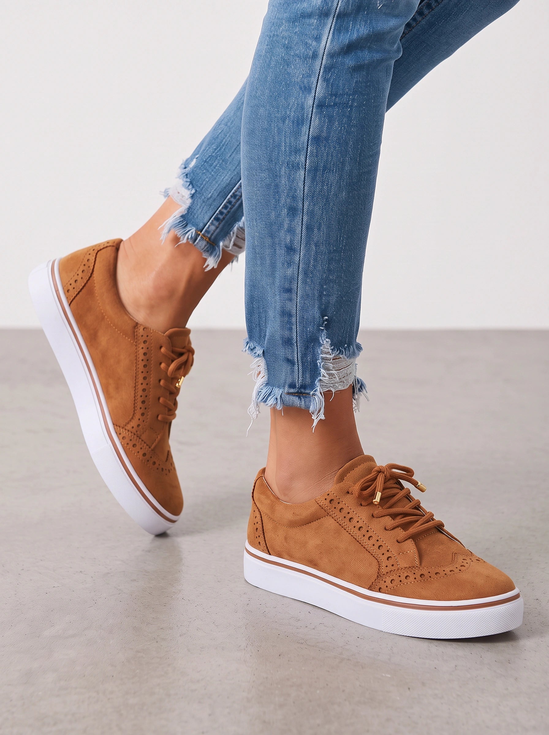 Brogara Platform Lace-Up Sneakers – Women Brogue Casual Oxford Platform Sneakers White Sole Faux Suede Shoes