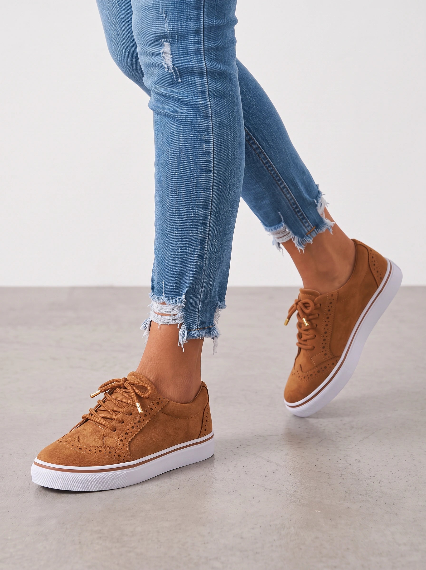 Brogara Platform Lace-Up Sneakers – Women Brogue Casual Oxford Platform Sneakers White Sole Faux Suede Shoes