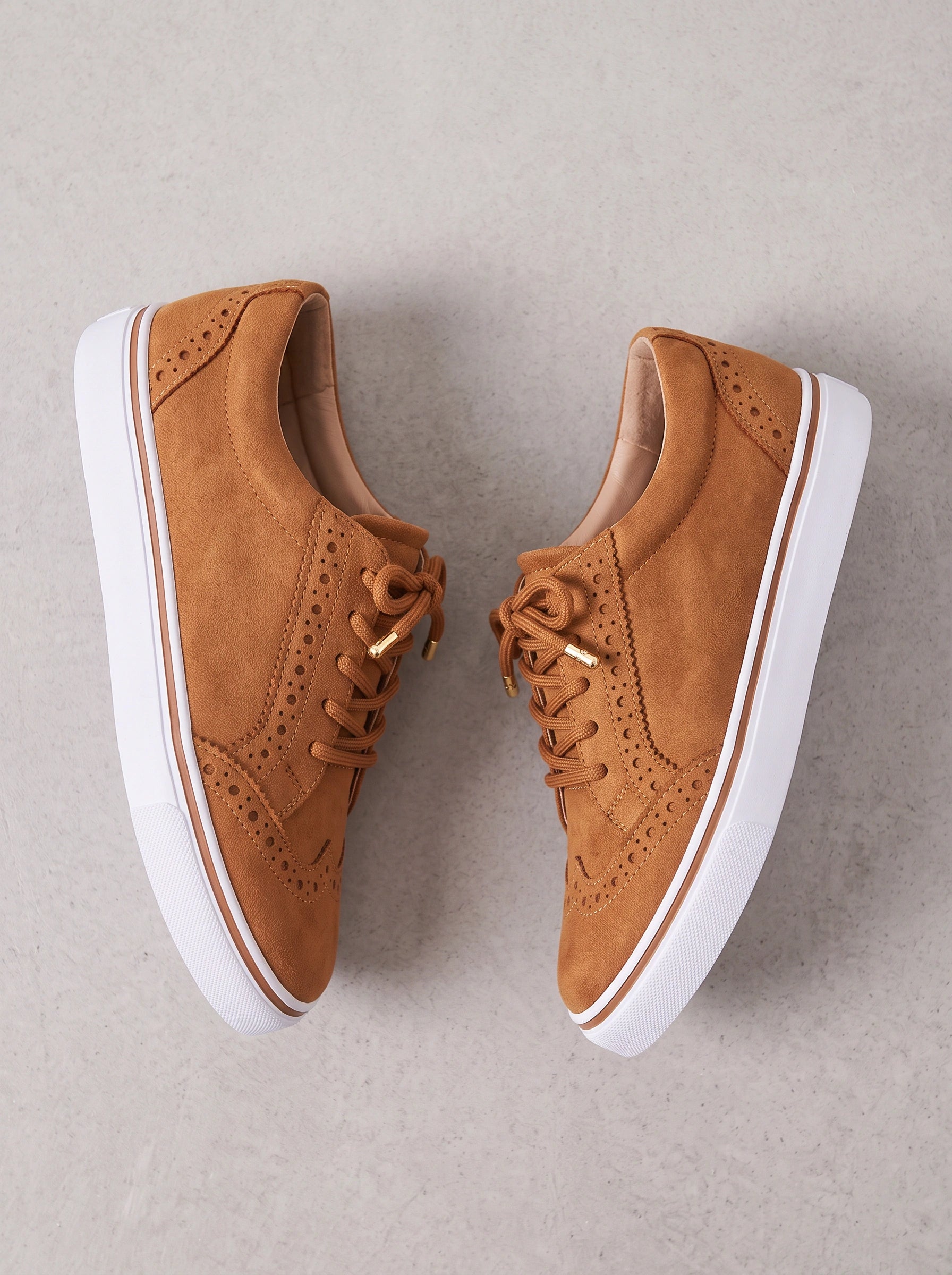 Brogara Platform Lace-Up Sneakers – Women Brogue Casual Oxford Platform Sneakers White Sole Faux Suede Shoes