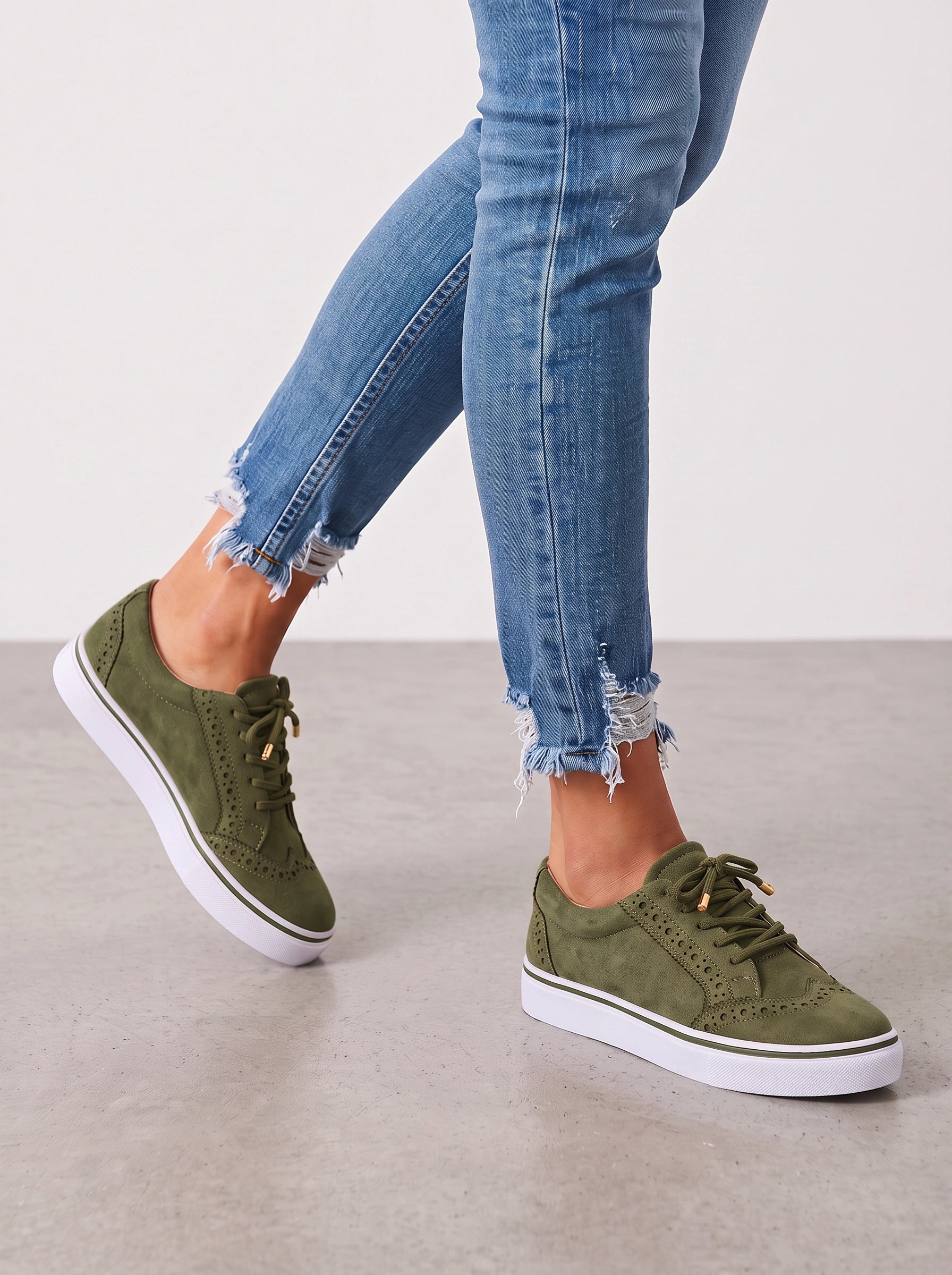 Brogara Platform Lace-Up Sneakers – Women Brogue Casual Oxford Platform Sneakers White Sole Faux Suede Shoes