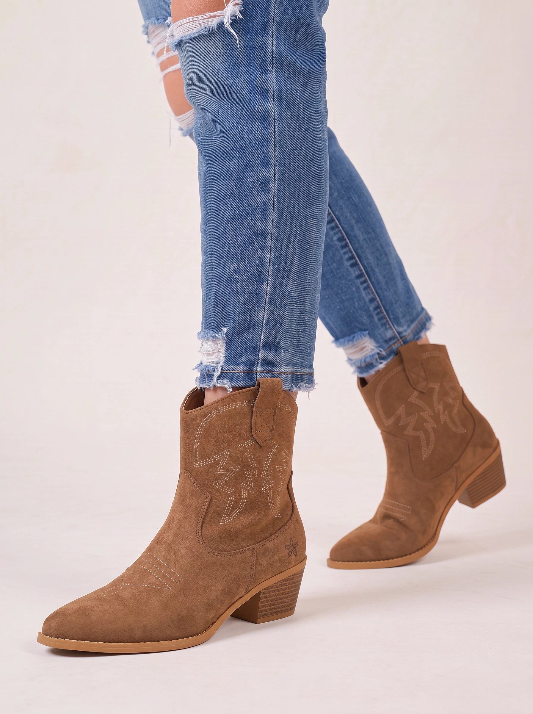 Cordlee Platform Chelsea Ankle Boots – Women Chunky Sole Slip-On Winter Fall Casual Streetwear Boots
