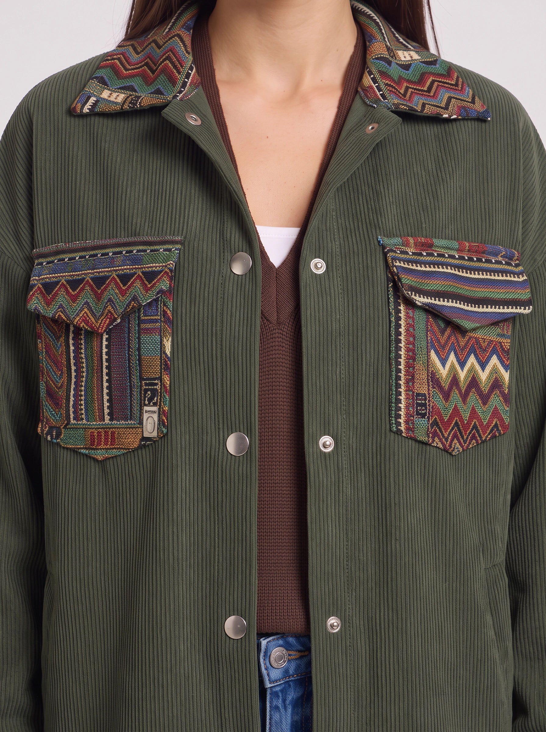 Veste-chemise en velours côtelé brodé Chevria – Veste oversize pour femme, vert olive, automne, style bohème aztèque tribal