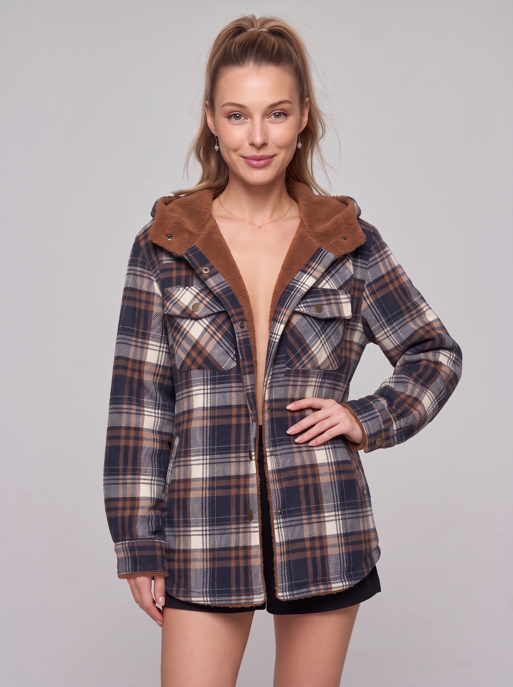 Veste-chemise à capuche doublée en sherpa Caldrin - veste d’automne oversize pour femme en flanelle à carreaux, bleu marine et marron