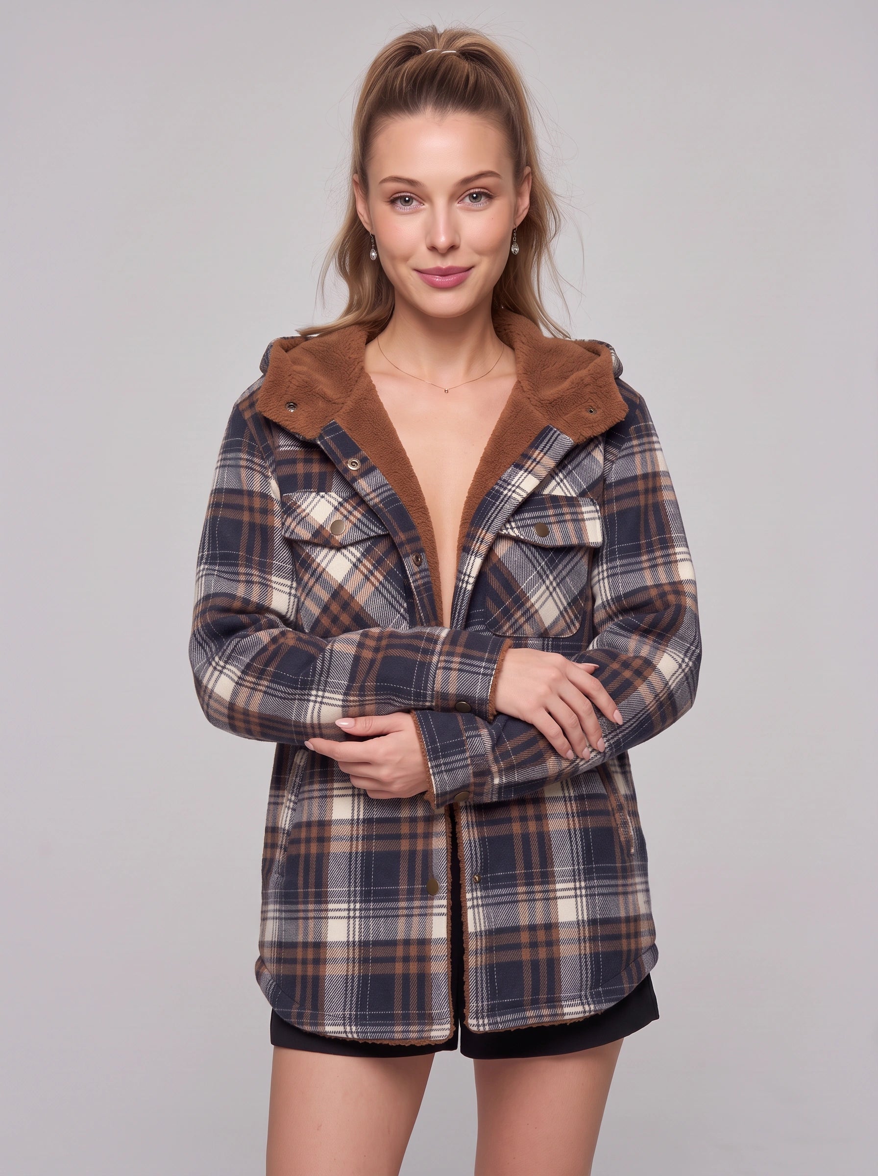 Veste-chemise à capuche doublée en sherpa Caldrin - veste d’automne oversize pour femme en flanelle à carreaux, bleu marine et marron