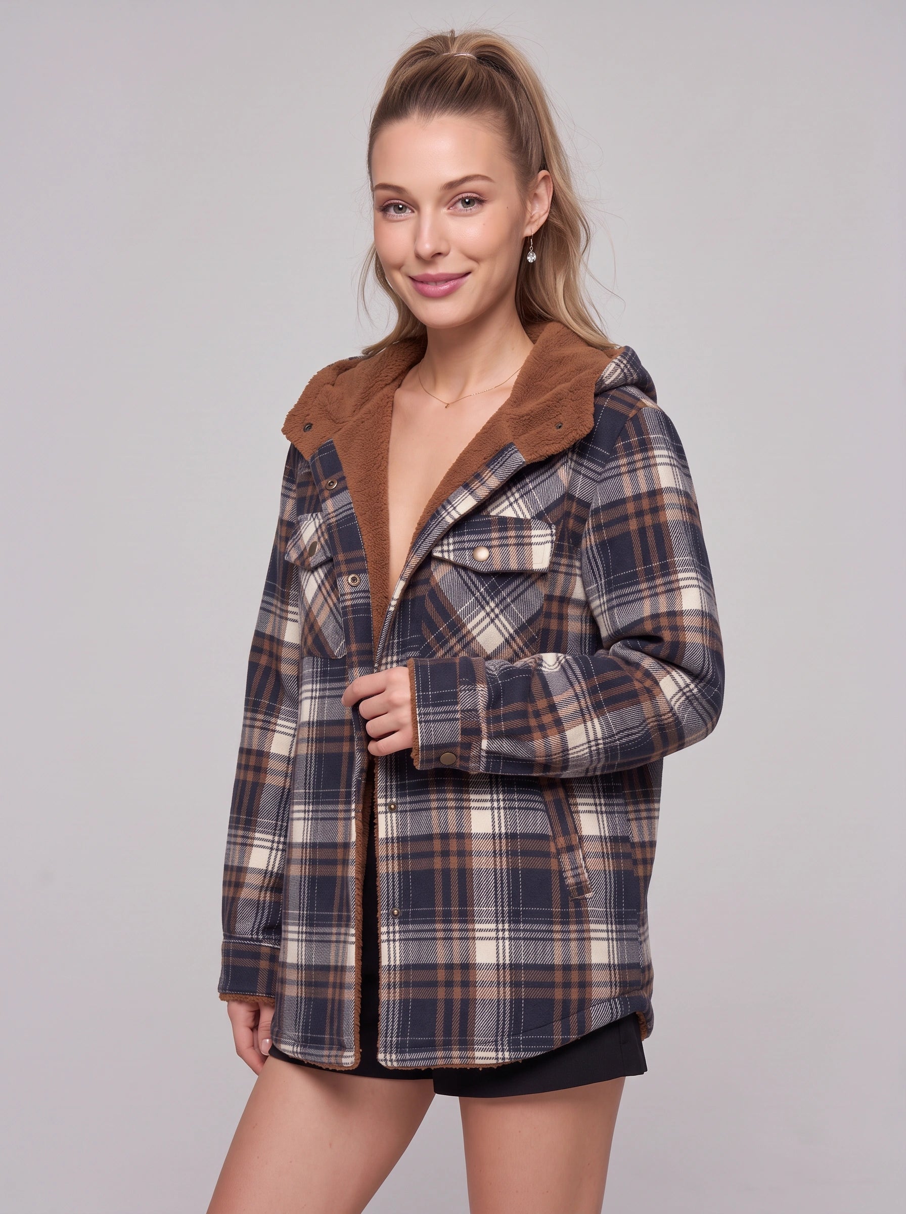 Veste-chemise à capuche doublée en sherpa Caldrin - veste d’automne oversize pour femme en flanelle à carreaux, bleu marine et marron