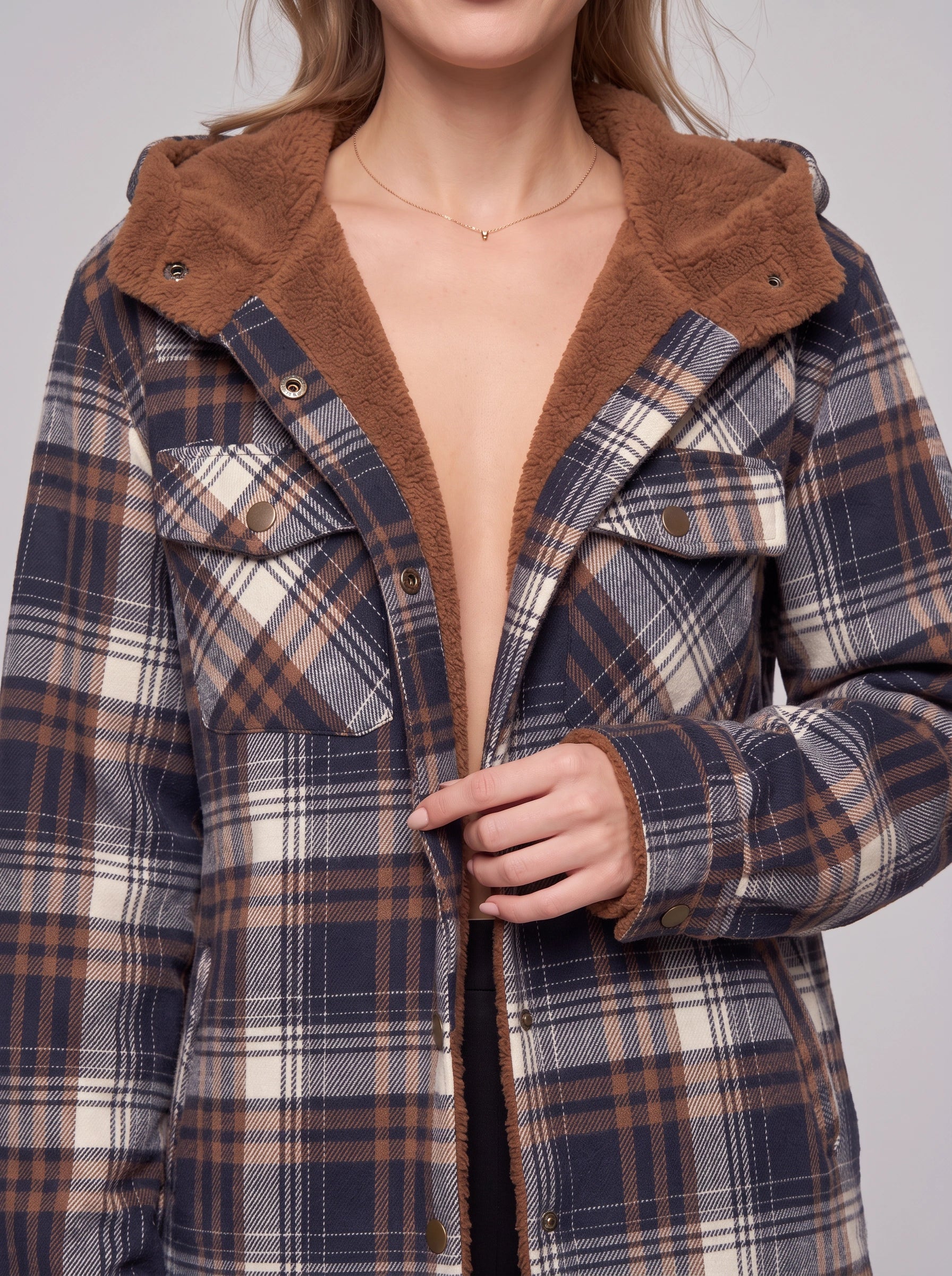 Veste-chemise à capuche doublée en sherpa Caldrin - veste d’automne oversize pour femme en flanelle à carreaux, bleu marine et marron