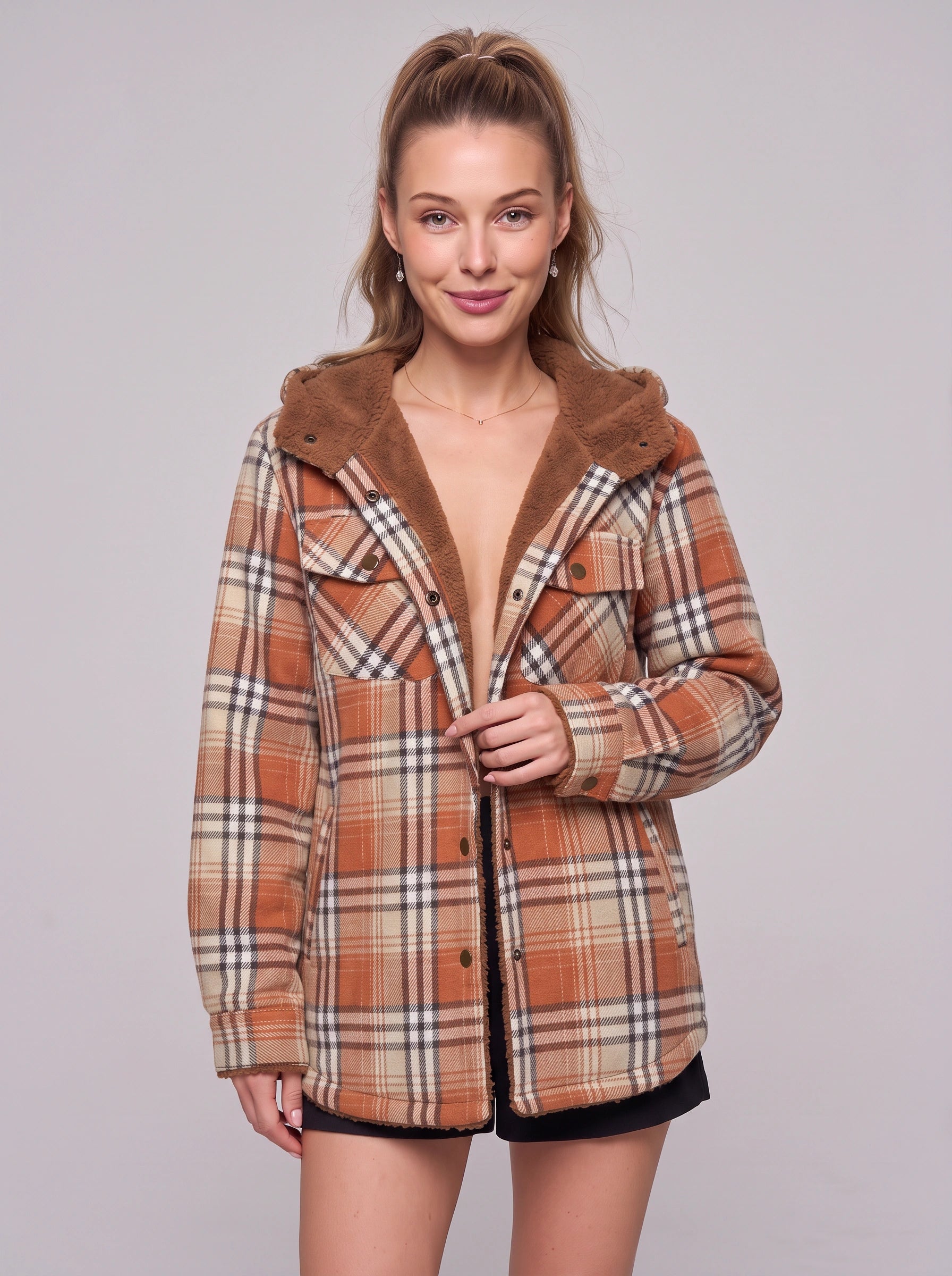 Veste-chemise à capuche doublée en sherpa Caldrin - veste d’automne oversize pour femme en flanelle à carreaux, bleu marine et marron