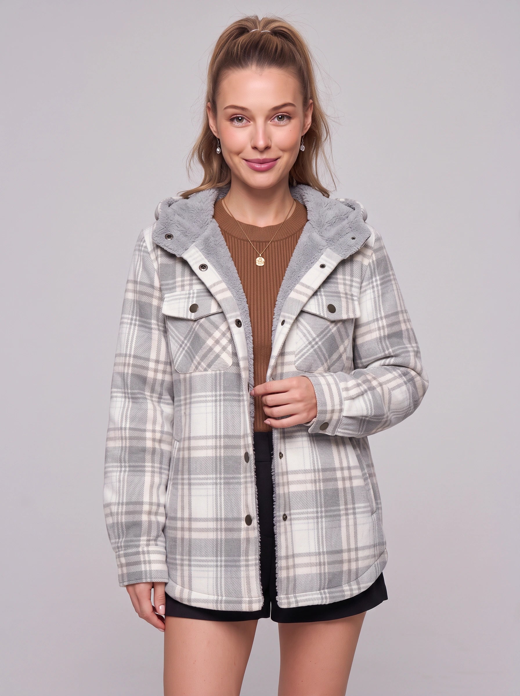Veste-chemise à capuche doublée en sherpa Caldrin - veste d’automne oversize pour femme en flanelle à carreaux, bleu marine et marron