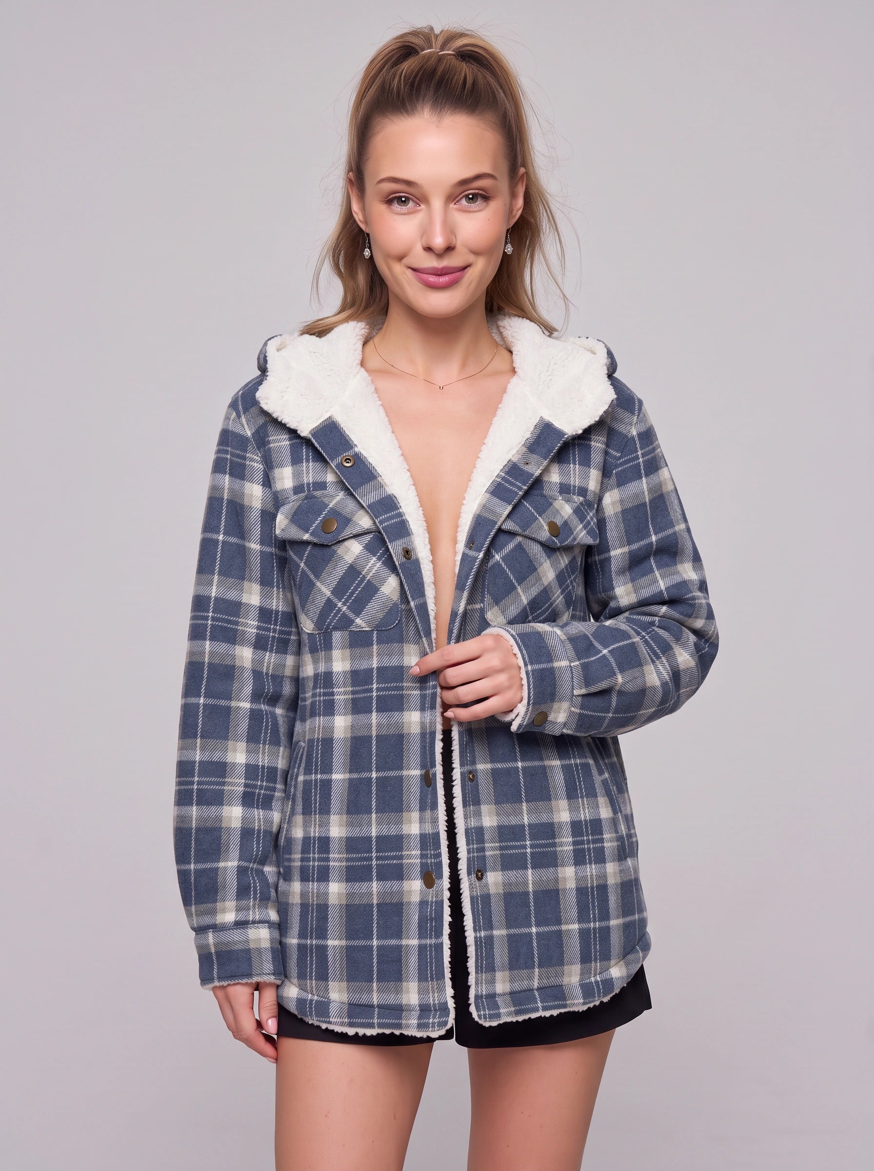 Veste-chemise à capuche doublée en sherpa Caldrin - veste d’automne oversize pour femme en flanelle à carreaux, bleu marine et marron