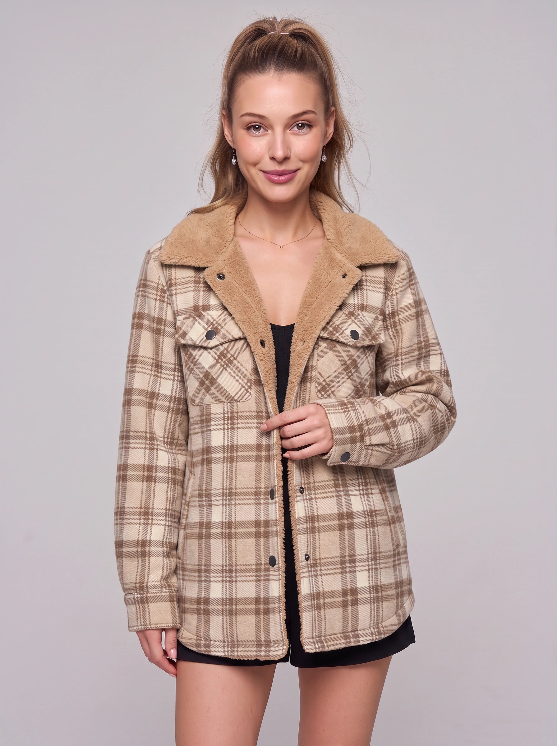Veste-chemise à capuche doublée en sherpa Caldrin - veste d’automne oversize pour femme en flanelle à carreaux, bleu marine et marron