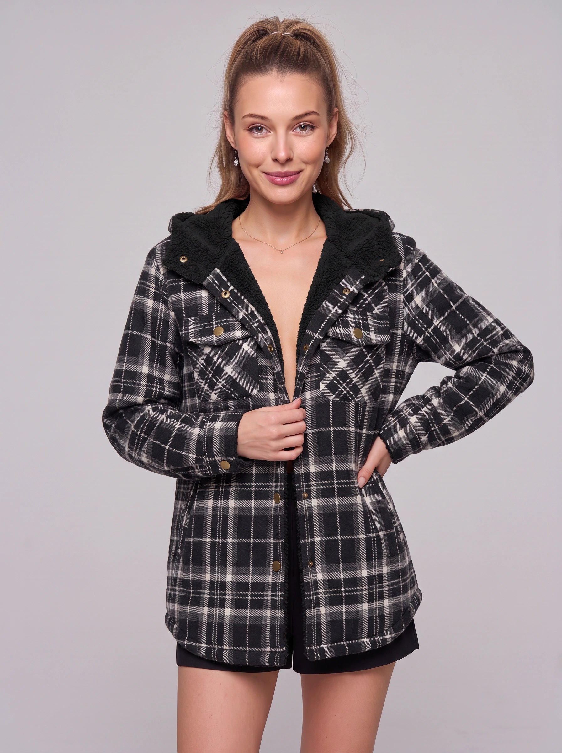 Veste-chemise à capuche doublée en sherpa Caldrin - veste d’automne oversize pour femme en flanelle à carreaux, bleu marine et marron