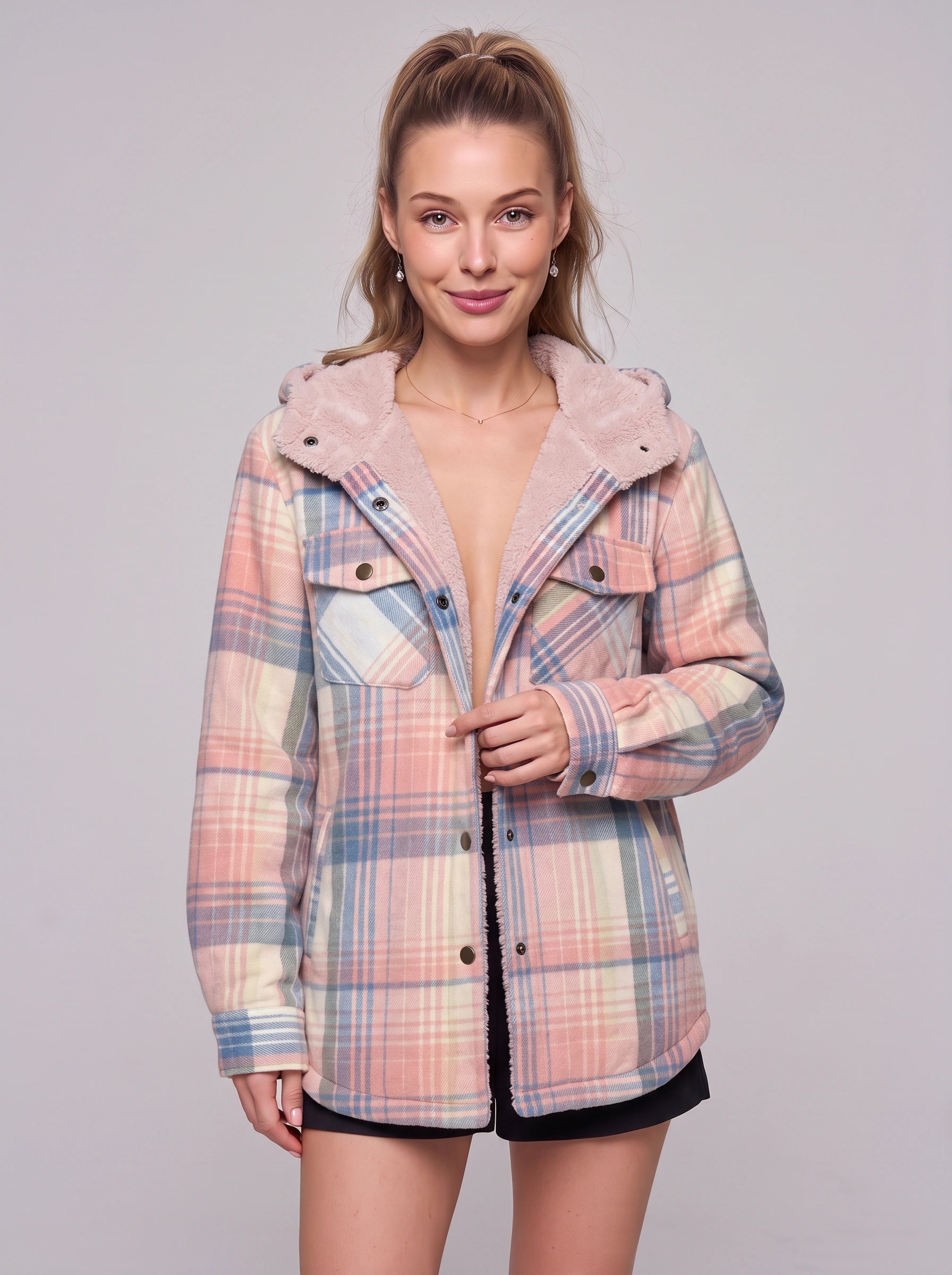 Veste-chemise à capuche doublée en sherpa Caldrin - veste d’automne oversize pour femme en flanelle à carreaux, bleu marine et marron