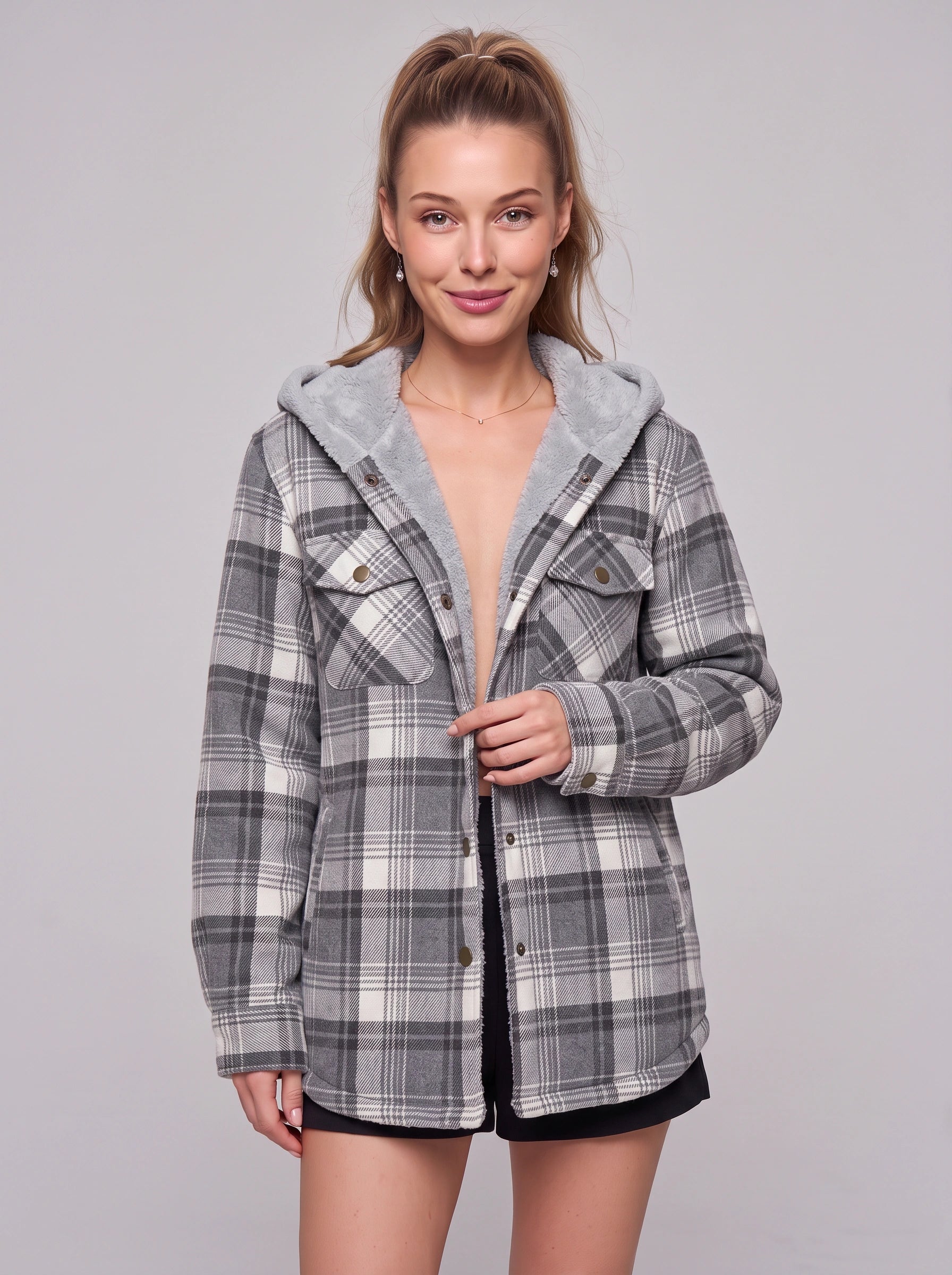Veste-chemise à capuche doublée en sherpa Caldrin - veste d’automne oversize pour femme en flanelle à carreaux, bleu marine et marron