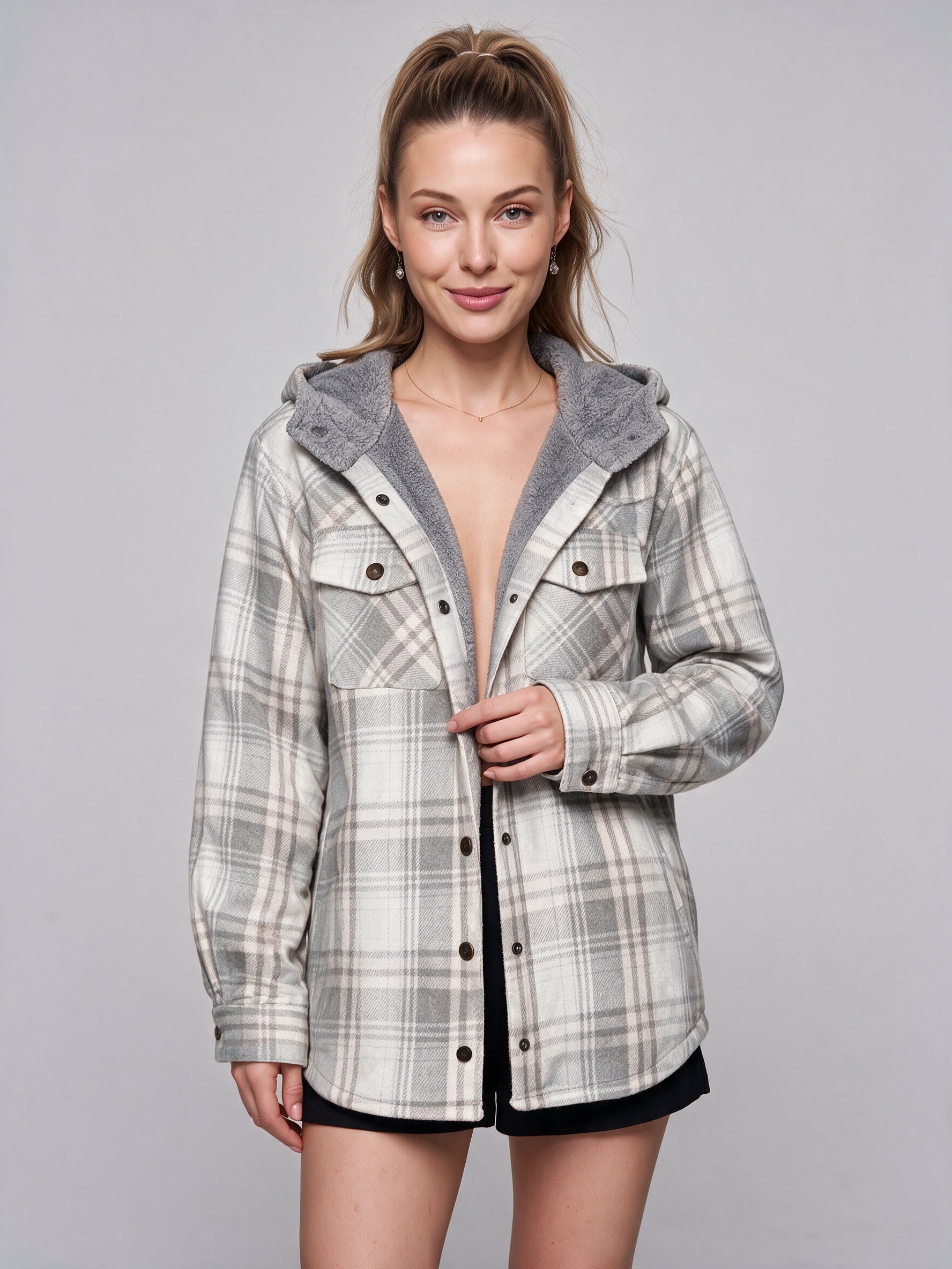 Veste-chemise à capuche doublée en sherpa Caldrin - veste d’automne oversize pour femme en flanelle à carreaux, bleu marine et marron