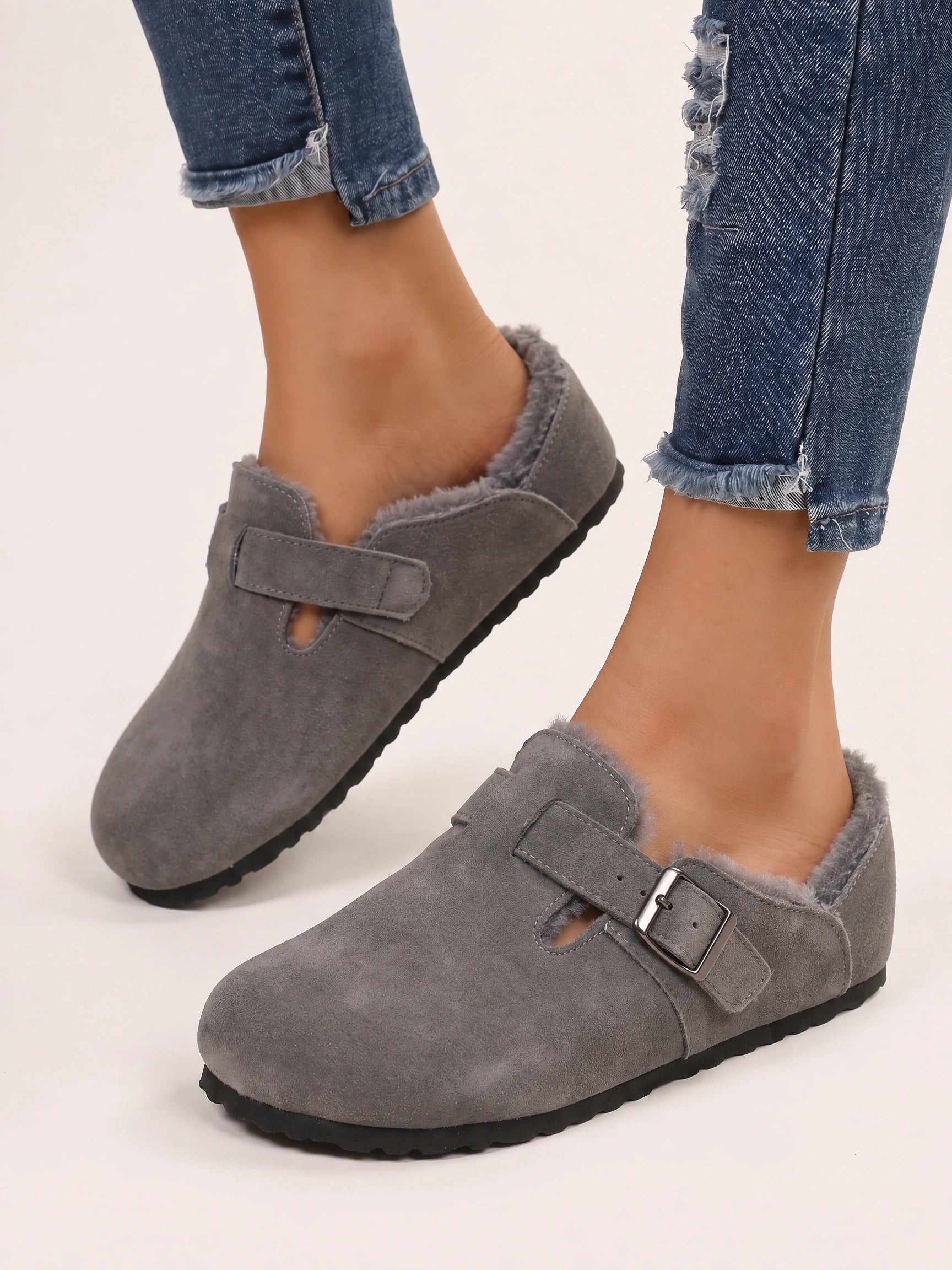Sabots en daim doublés de shearling Buckmore - sandales à boucle pour femme, bout fermé, doublure en fourrure, gris, chaussons confortables d’automne et d’hiver