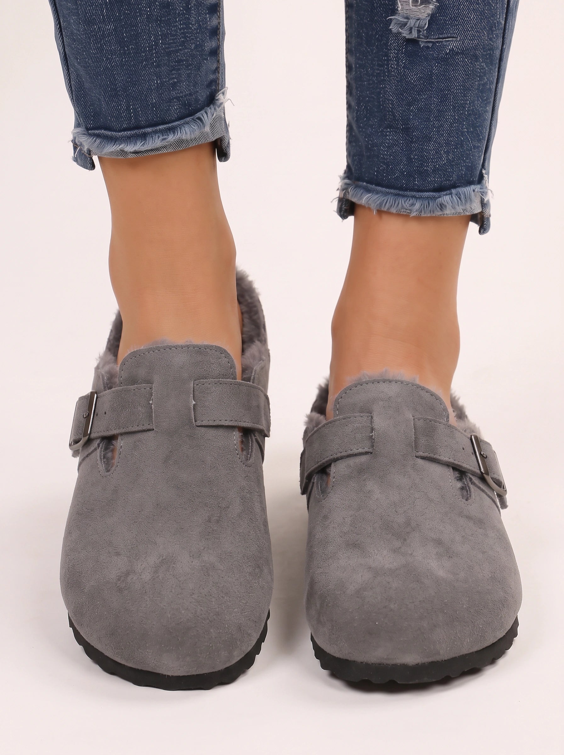 Sabots en daim doublés de shearling Buckmore - sandales à boucle pour femme, bout fermé, doublure en fourrure, gris, chaussons confortables d’automne et d’hiver