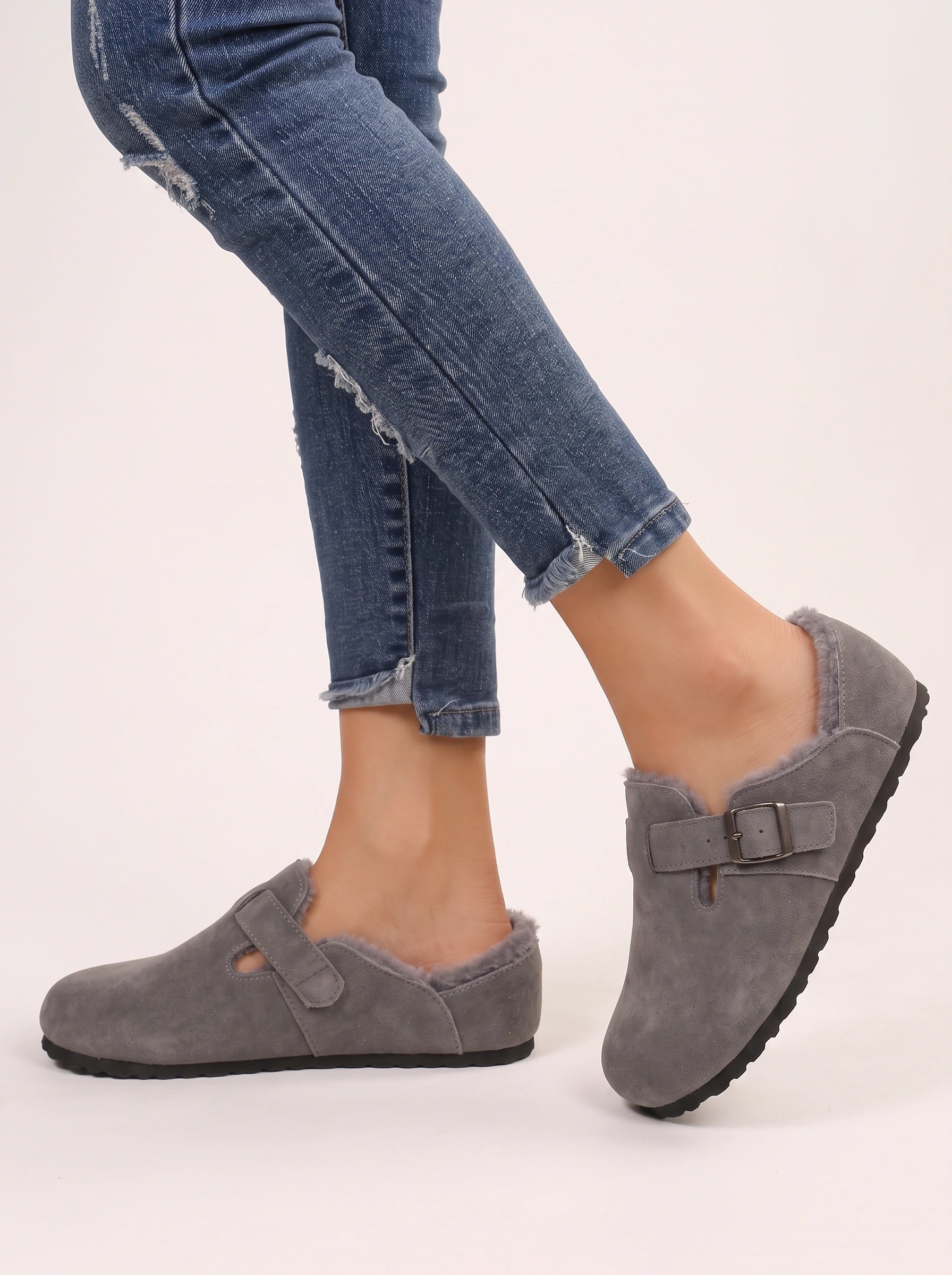 Sabots en daim doublés de shearling Buckmore - sandales à boucle pour femme, bout fermé, doublure en fourrure, gris, chaussons confortables d’automne et d’hiver