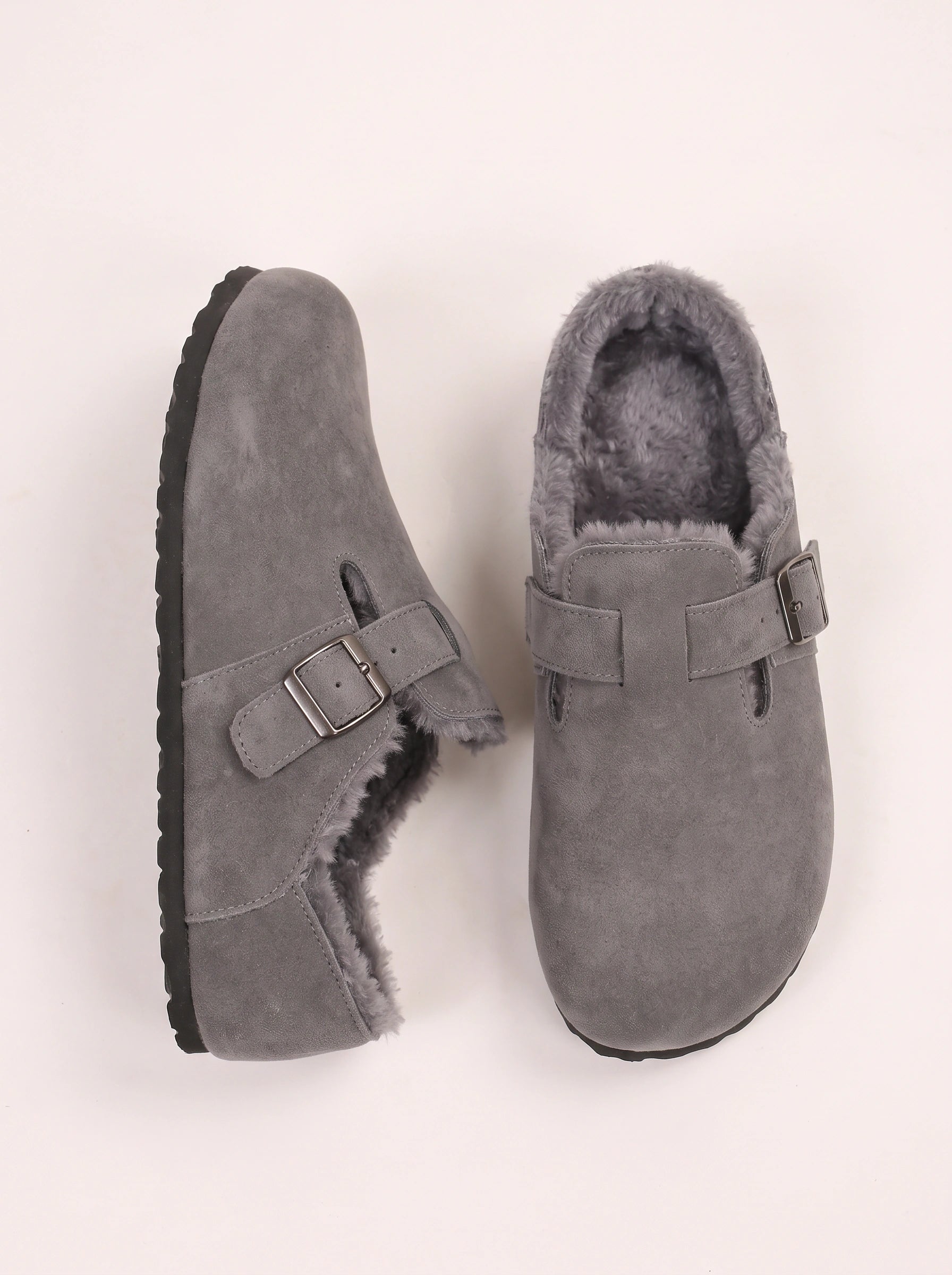 Sabots en daim doublés de shearling Buckmore - sandales à boucle pour femme, bout fermé, doublure en fourrure, gris, chaussons confortables d’automne et d’hiver