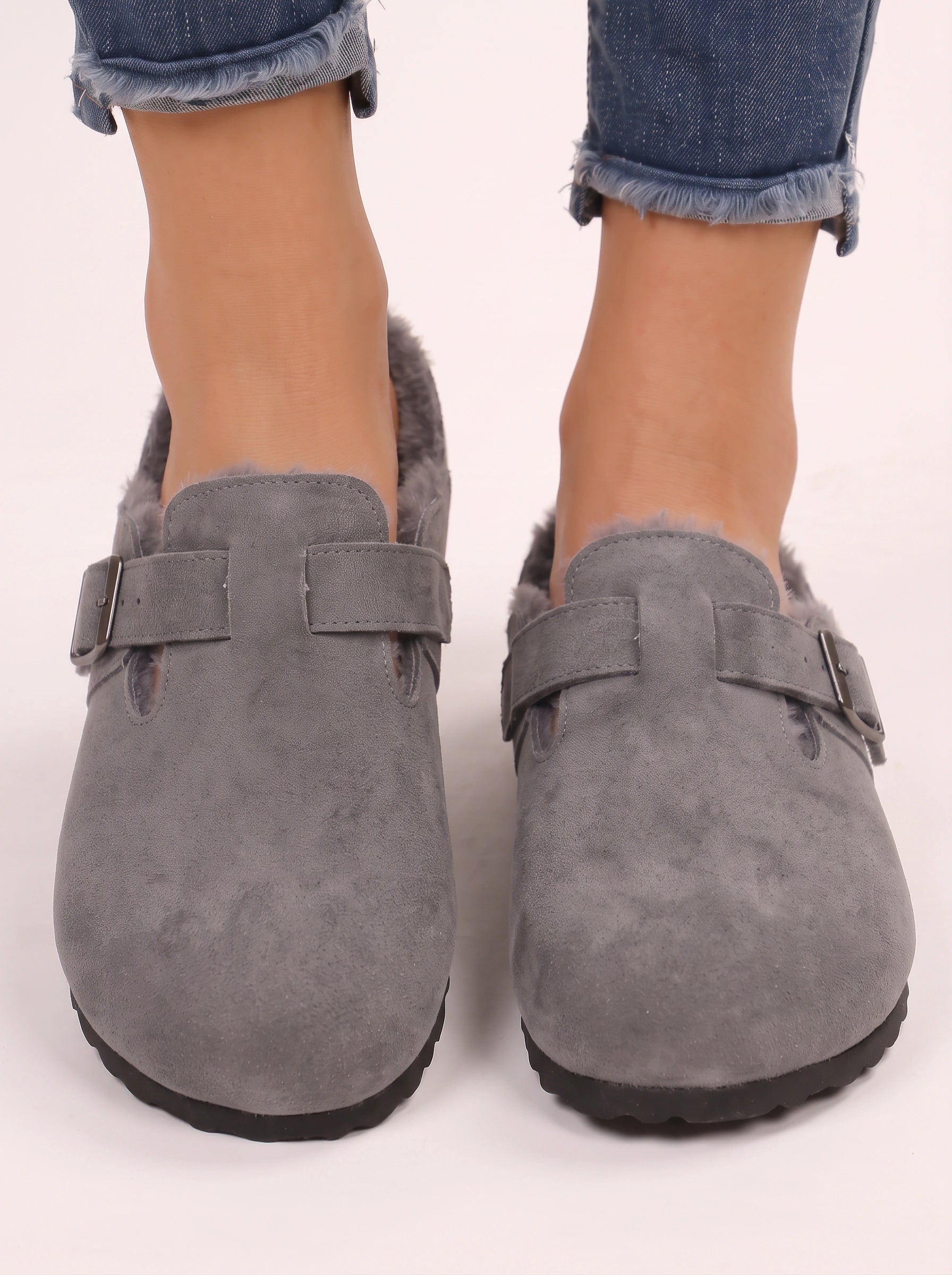 Sabots en daim doublés de shearling Buckmore - sandales à boucle pour femme, bout fermé, doublure en fourrure, gris, chaussons confortables d’automne et d’hiver