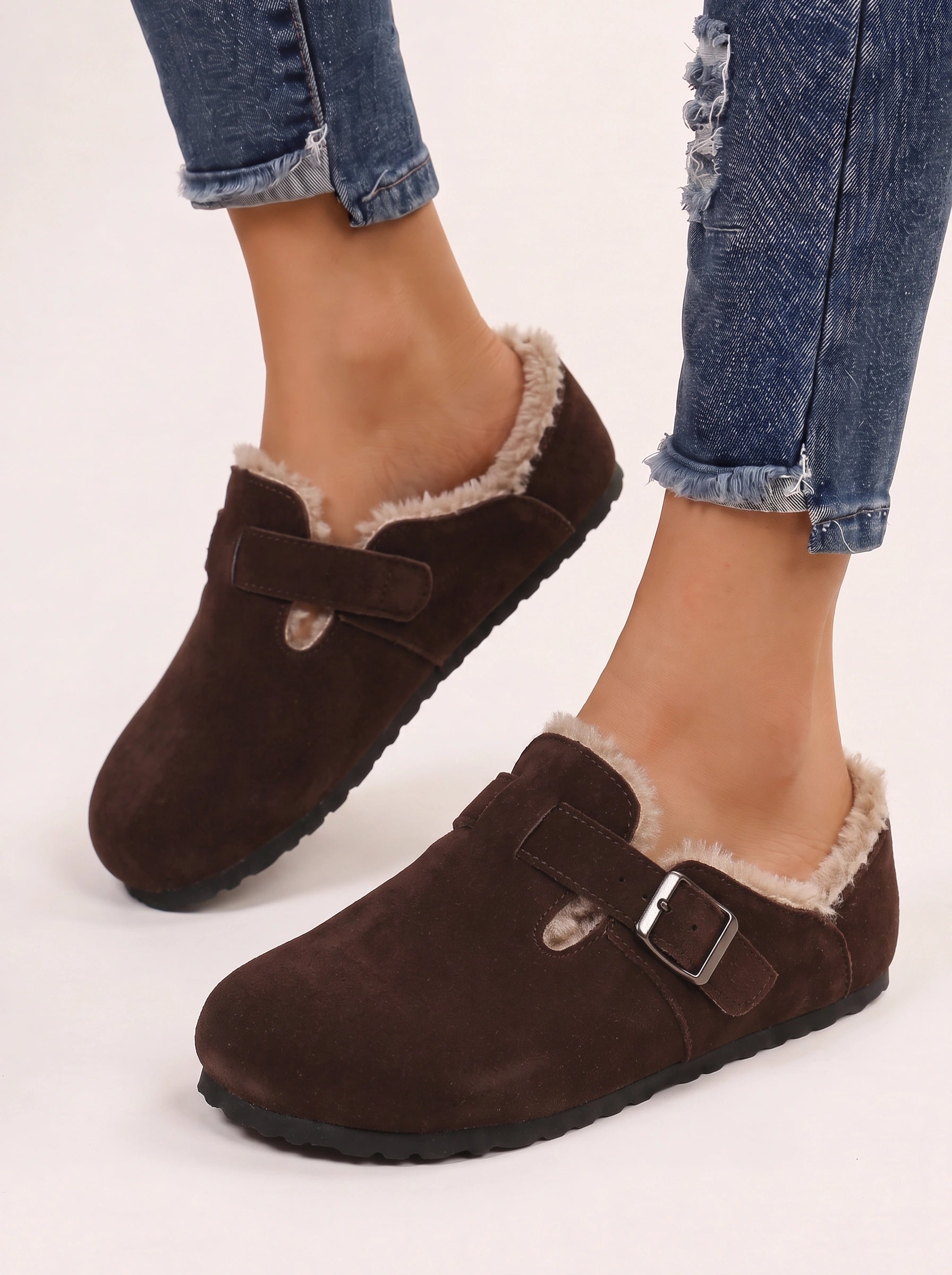 Sabots en daim doublés de shearling Buckmore - sandales à boucle pour femme, bout fermé, doublure en fourrure, gris, chaussons confortables d’automne et d’hiver
