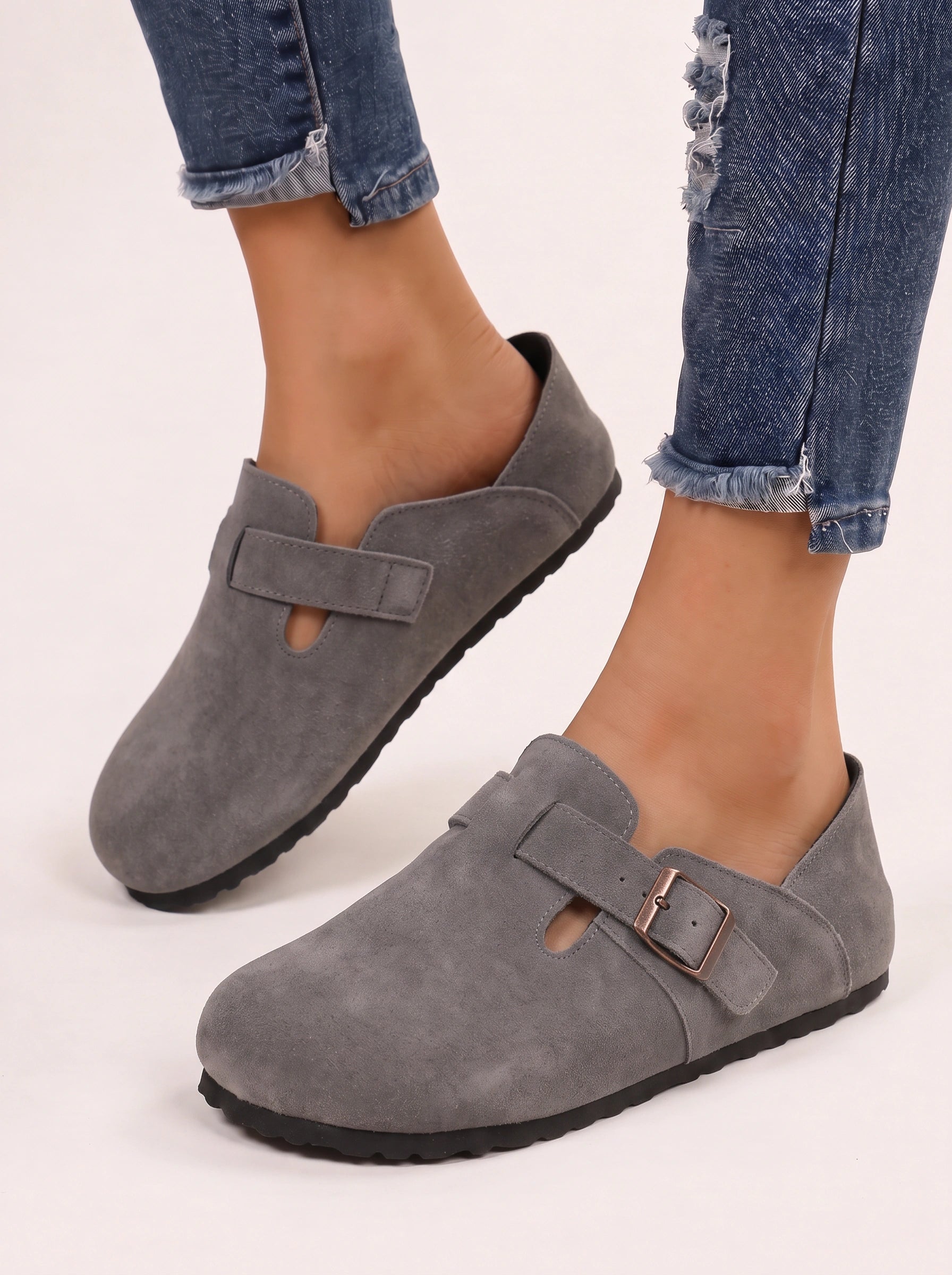Sabots en daim doublés de shearling Buckmore - sandales à boucle pour femme, bout fermé, doublure en fourrure, gris, chaussons confortables d’automne et d’hiver