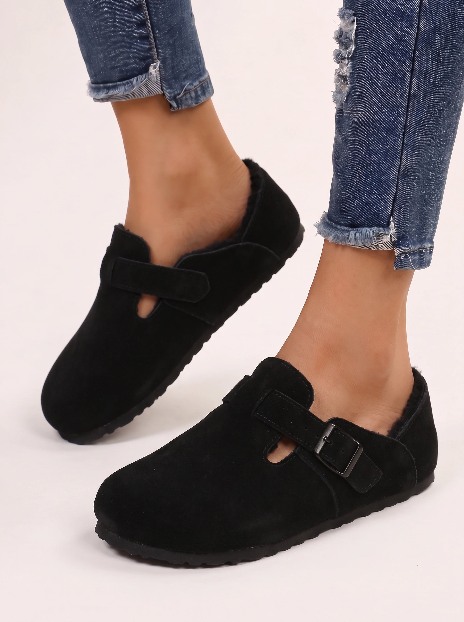 Sabots en daim doublés de shearling Buckmore - sandales à boucle pour femme, bout fermé, doublure en fourrure, gris, chaussons confortables d’automne et d’hiver