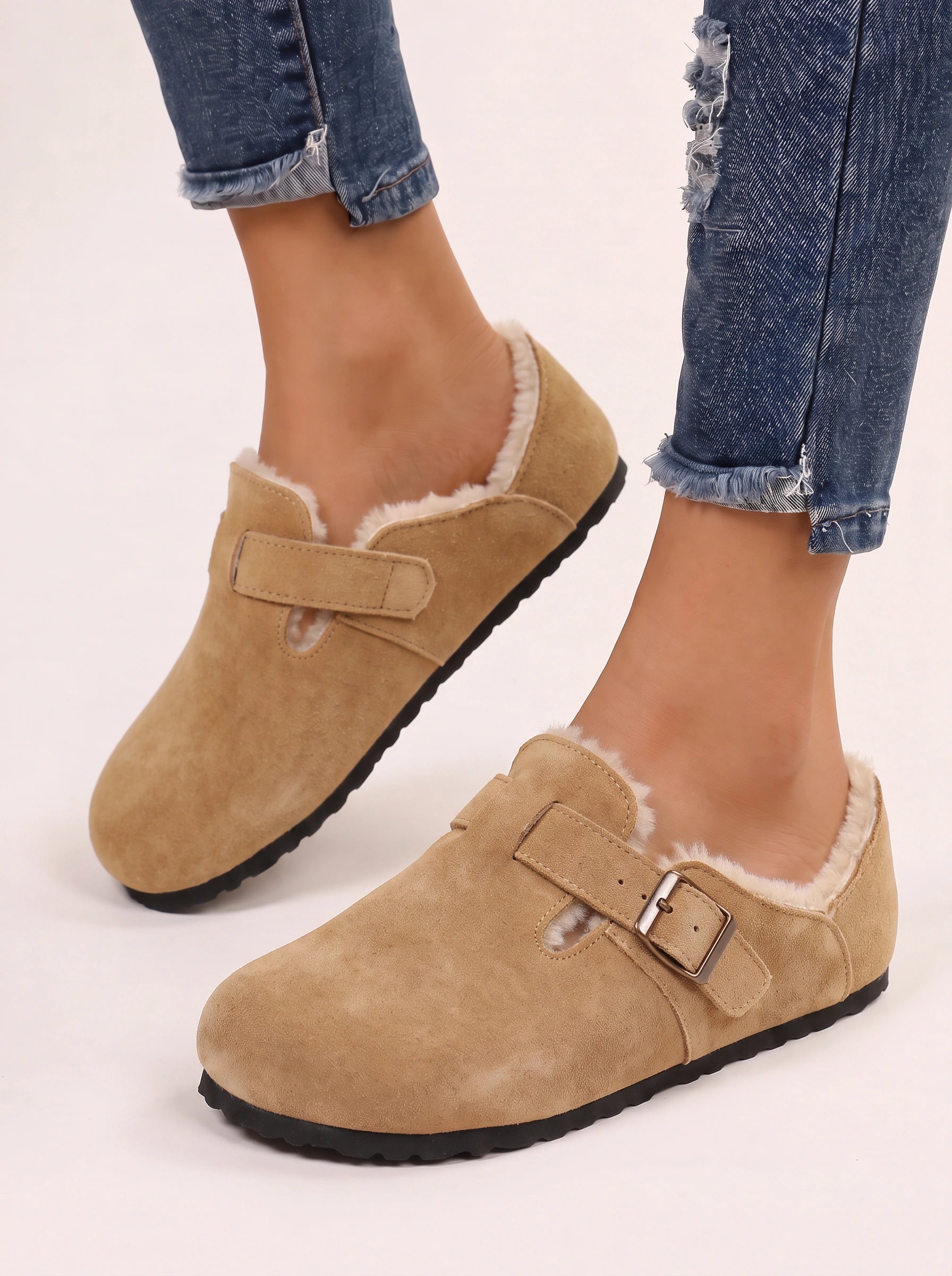 Sabots en daim doublés de shearling Buckmore - sandales à boucle pour femme, bout fermé, doublure en fourrure, gris, chaussons confortables d’automne et d’hiver