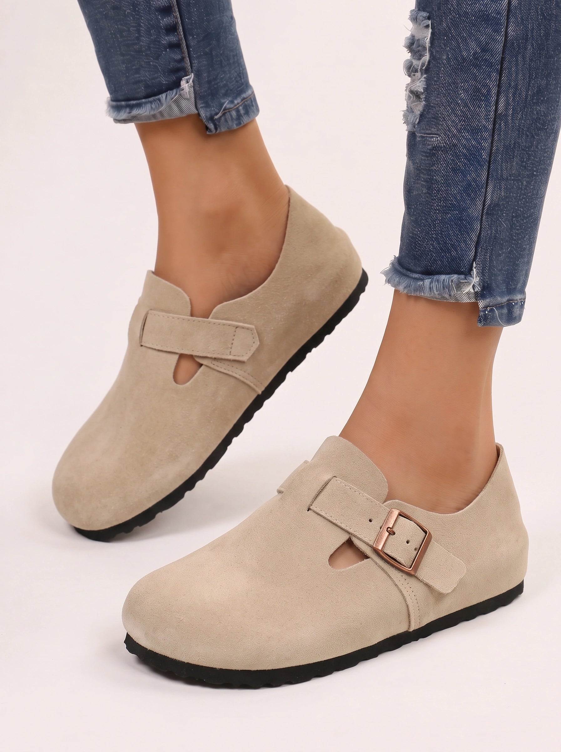 Sabots en daim doublés de shearling Buckmore - sandales à boucle pour femme, bout fermé, doublure en fourrure, gris, chaussons confortables d’automne et d’hiver