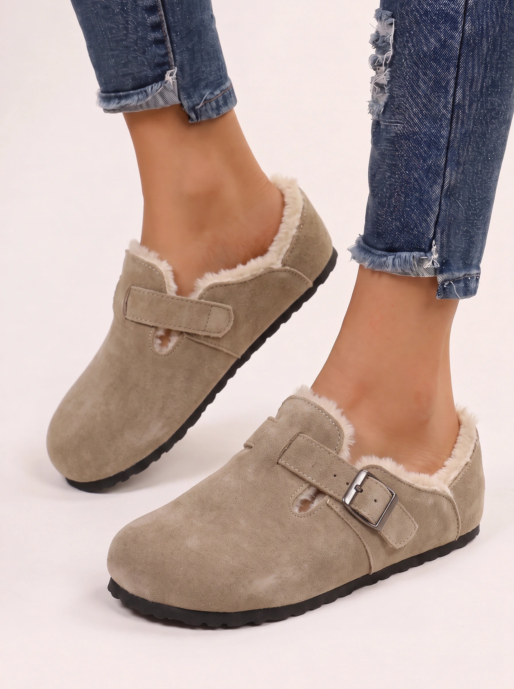 Sabots en daim doublés de shearling Buckmore - sandales à boucle pour femme, bout fermé, doublure en fourrure, gris, chaussons confortables d’automne et d’hiver