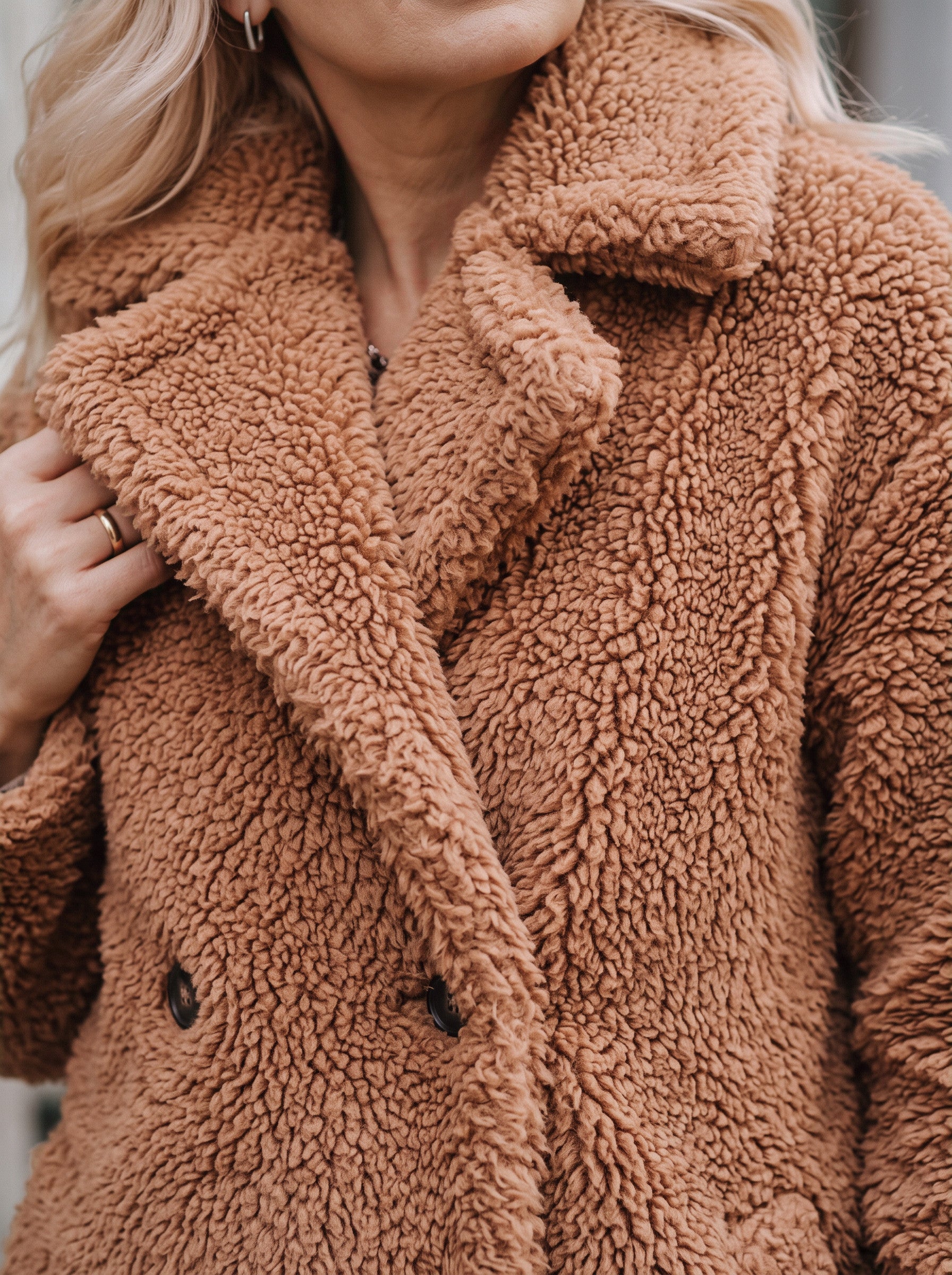 Manteau long effet peluche Riccio - manteau en fausse fourrure oversize pour femme, à boutons sur le devant, pour l'hiver